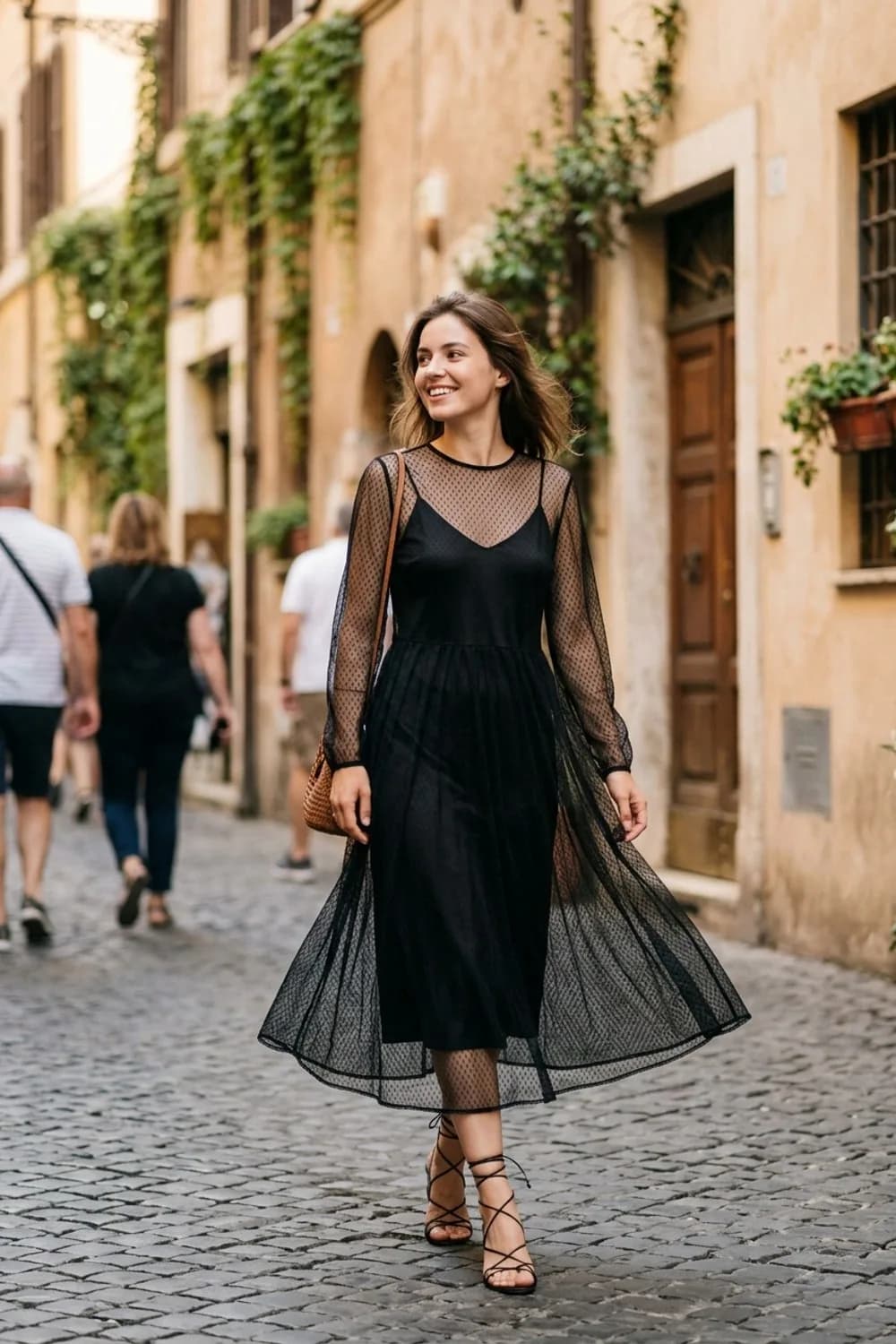 Eleganter Look: Schwarzes transparentes Kleid, seidenmattes Slipdress und filigrane Sandalen – Transparentes Kleid tragen: 9 mutige Looks, die trotzdem stilvoll sind