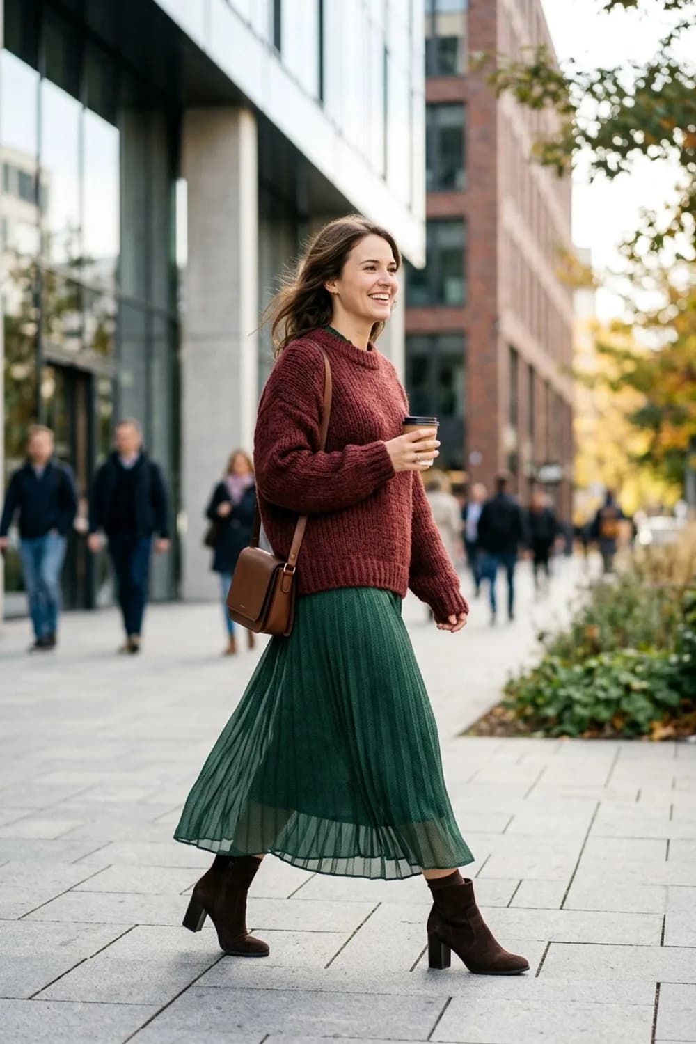 Gemütlicher Lagenlook: Langes transparentes Kleid, grober Strickpullover und Stiefeletten – Transparentes Kleid tragen: 9 mutige Looks, die trotzdem stilvoll sind