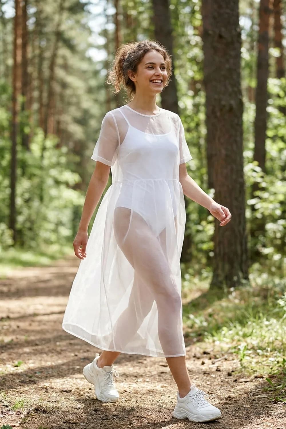 Moderner Monochrom-Look: Weißes transparentes Kleid, weißer Body und weiße Sneaker – Transparentes Kleid tragen: 9 mutige Looks, die trotzdem stilvoll sind