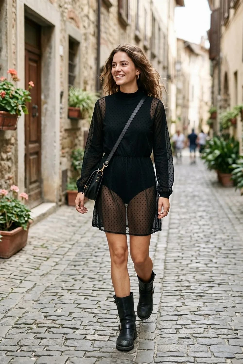 Rock-Chic-Look: Kurzes transparentes Kleid, schwarzer Body und Biker-Boots – Transparentes Kleid tragen: 9 mutige Looks, die trotzdem stilvoll sind