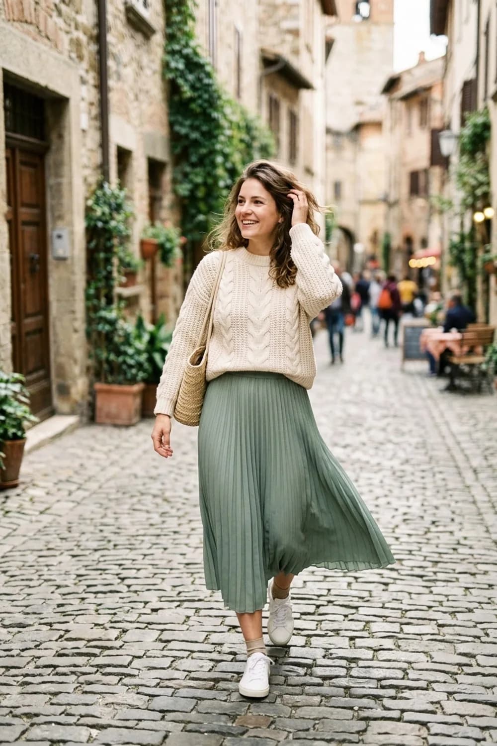 Der kuschelige Alltagslook: Cremefarbener Grobstrickpullover, salbeigrüner Midi-Plisseerock und weiße Sneaker – Plisseerock Outfit: So kombinierst du den zeitlosen Klassiker für jeden Anlass