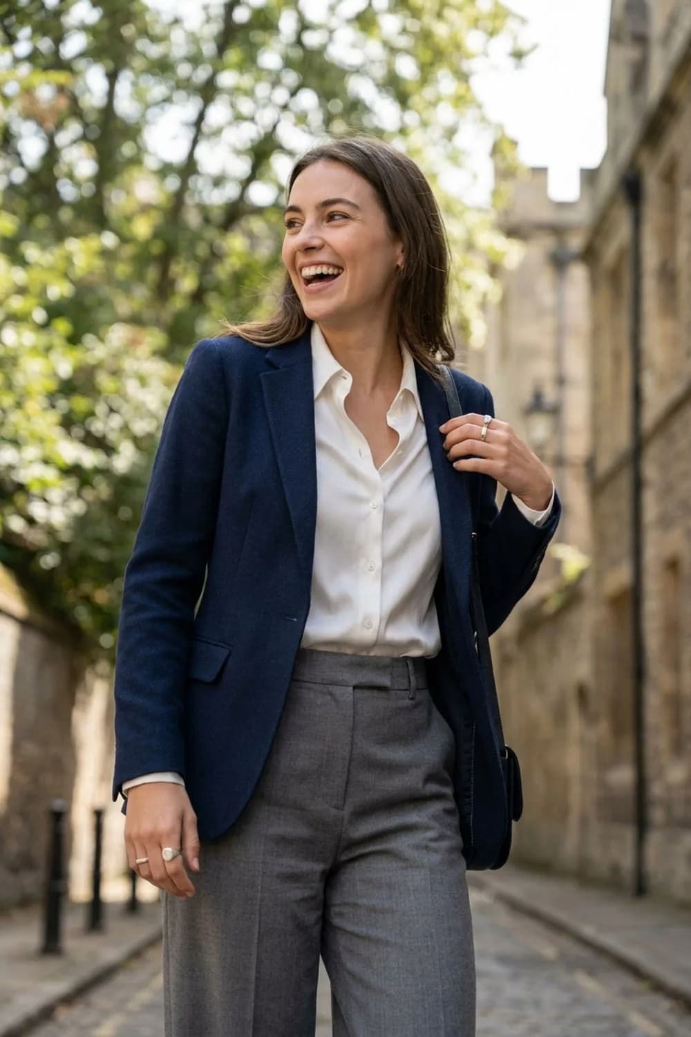 Der Business-Chic: Dunkelblauer Blazer, weiße Seidenbluse und graue Anzughose – Ringe kombinieren: 9 Looks für Finger, die man einfach nicht übersehen kann