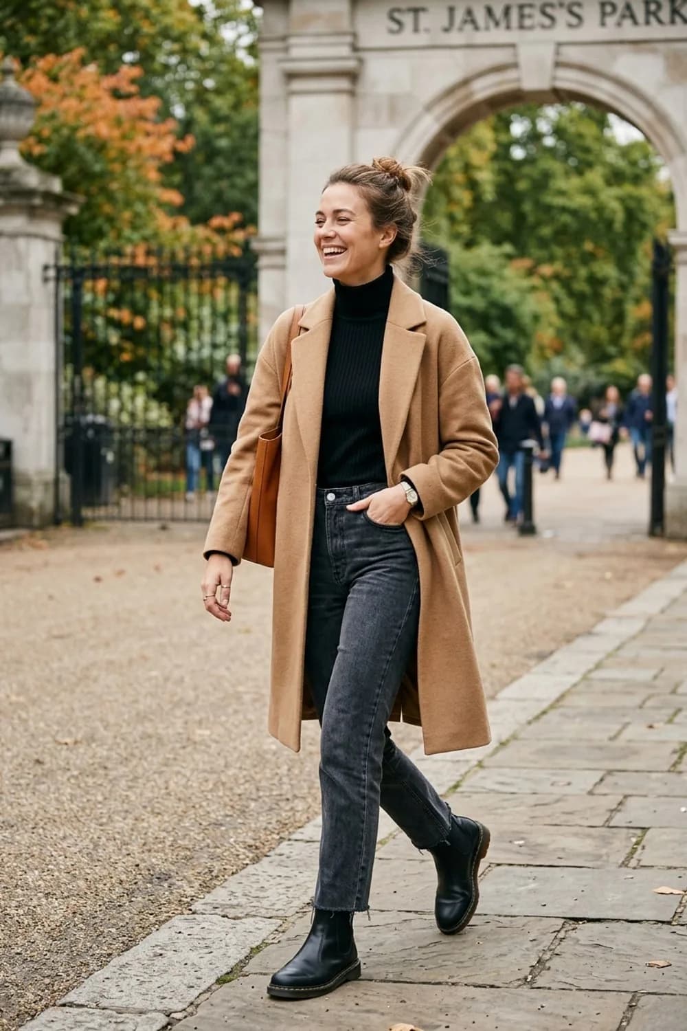 Der Mixed-Metals-Mut: Camel-Wollmantel, schwarzer Rollkragen und dunkelgraue Jeans – Ringe kombinieren: 9 Looks für Finger, die man einfach nicht übersehen kann