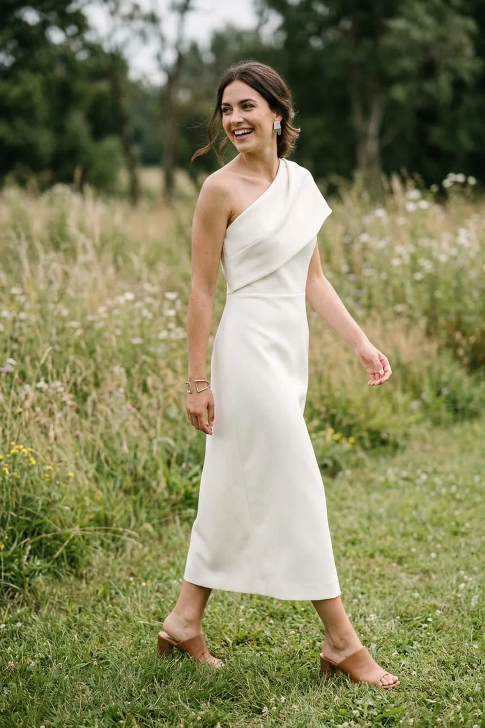 Die Architektonische: Wadenlanges Kleid mit asymmetrischem Ausschnitt, Mules und geometrischer Schmuck – Standesamt Kleid schlicht: 9 elegante Looks für eine stimmungsvolle Trauung