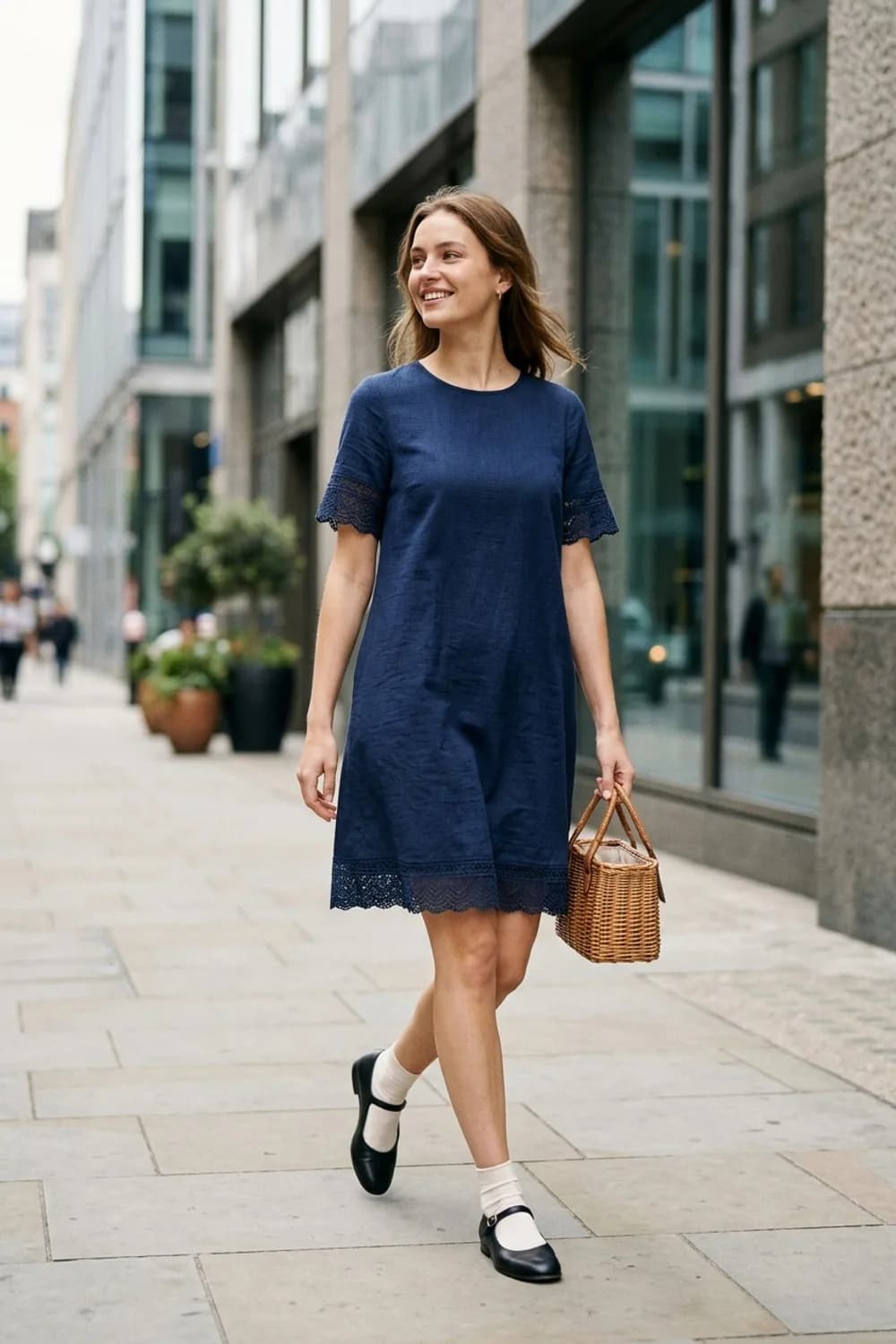 Die Verspielte: Knielanges Kleid mit dezentem Spitzen-Detail, Mary-Janes und eine kleine Korbtasche – Standesamt Kleid schlicht: 9 elegante Looks für eine stimmungsvolle Trauung