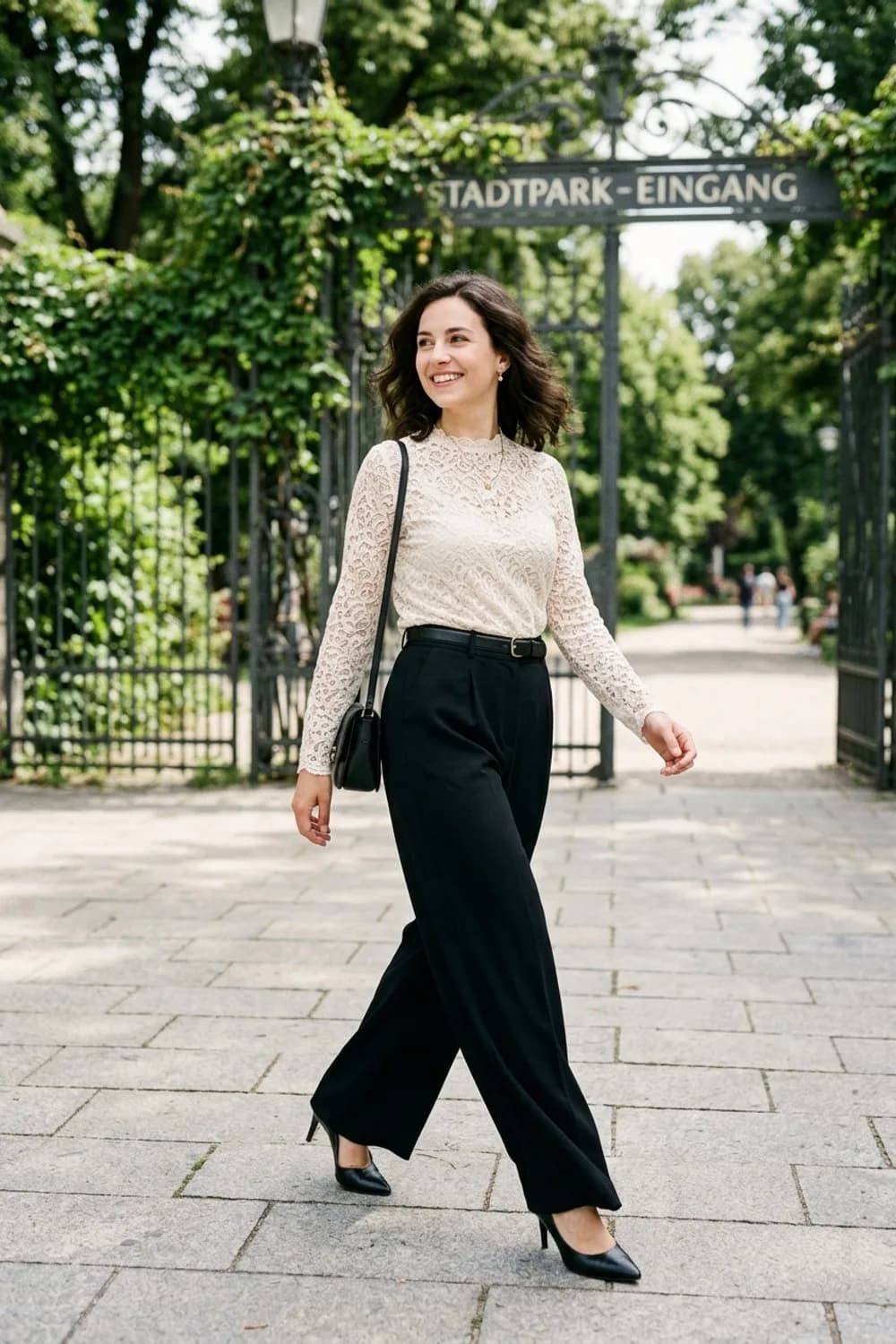 Elegant am Abend: Filigranes Spitzentop, schwarze Marlenehose und spitze Pumps – Schwarze Hose kombinieren: 9 zeitlose Looks, die zu jedem Anlass passen