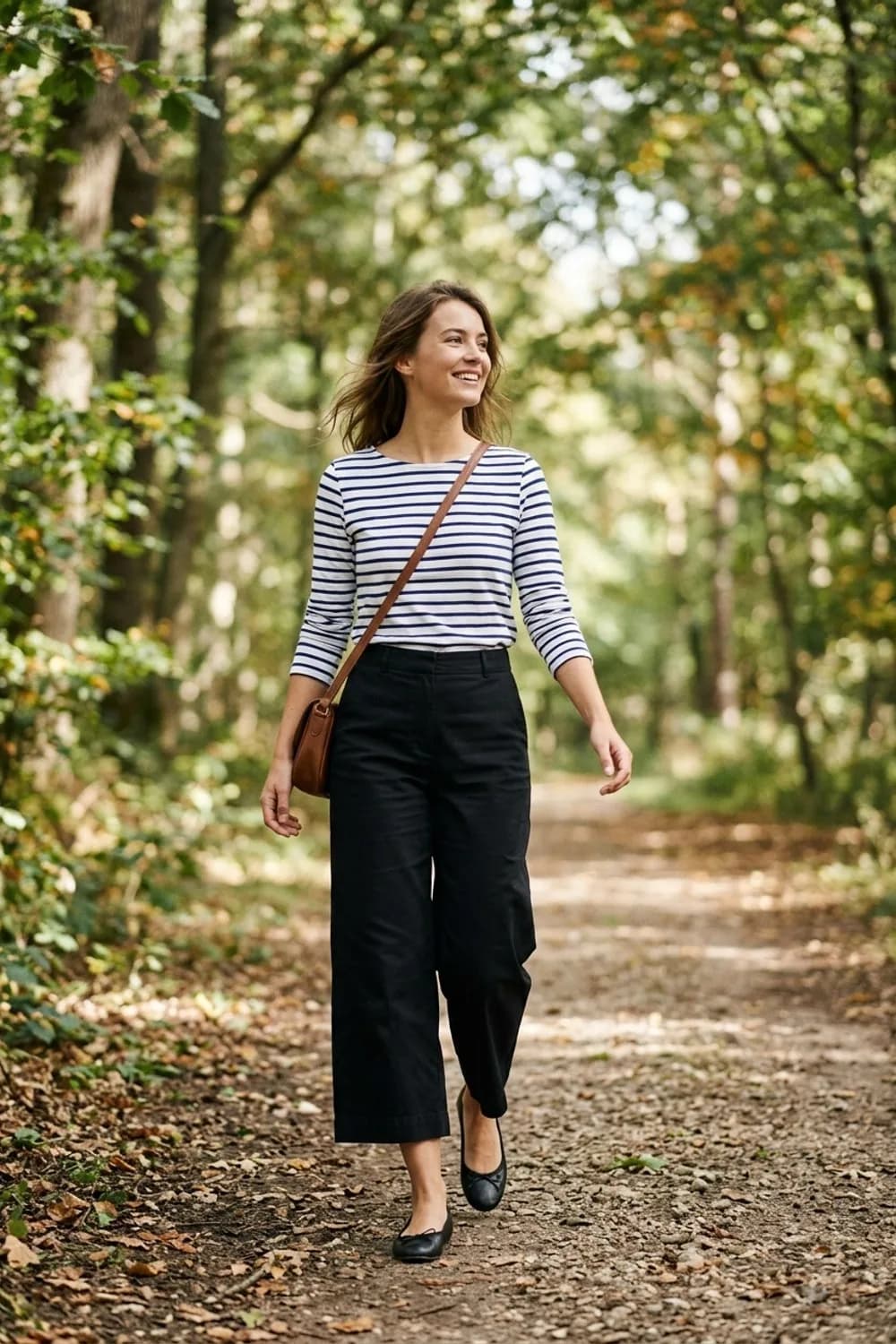 French Chic: Gestreiftes Langarmshirt, schwarze Culotte und Ballerinas – Schwarze Hose kombinieren: 9 zeitlose Looks, die zu jedem Anlass passen