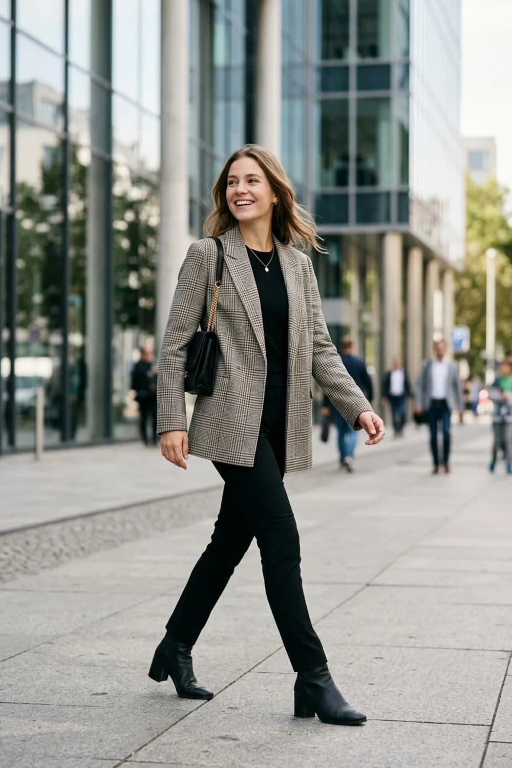 Moderner Büro-Look: Karierter Blazer, schwarze Röhrenhose und Blockabsätze – Schwarze Hose kombinieren: 9 zeitlose Looks, die zu jedem Anlass passen