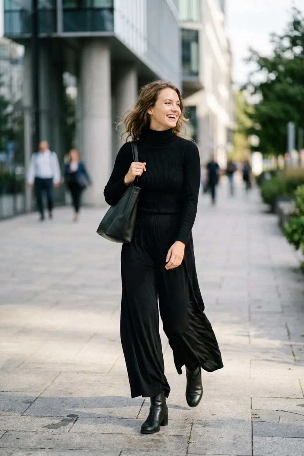 Monochrom-Statement: Schwarzer Rollkragenpullover, schwarze Palazzo-Hose und Stiefeletten – Schwarze Hose kombinieren: 9 zeitlose Looks, die zu jedem Anlass passen