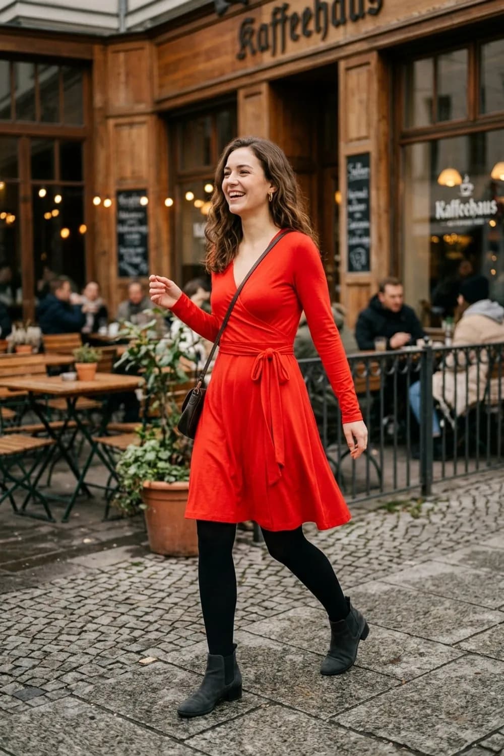 Farbakzent: Knallrotes Wickelkleid, blickdichte Strumpfhose und schlichte Stiefeletten – Schwarze Strumpfhose kombinieren: 9 elegante Looks für die kühlere Jahreszeit