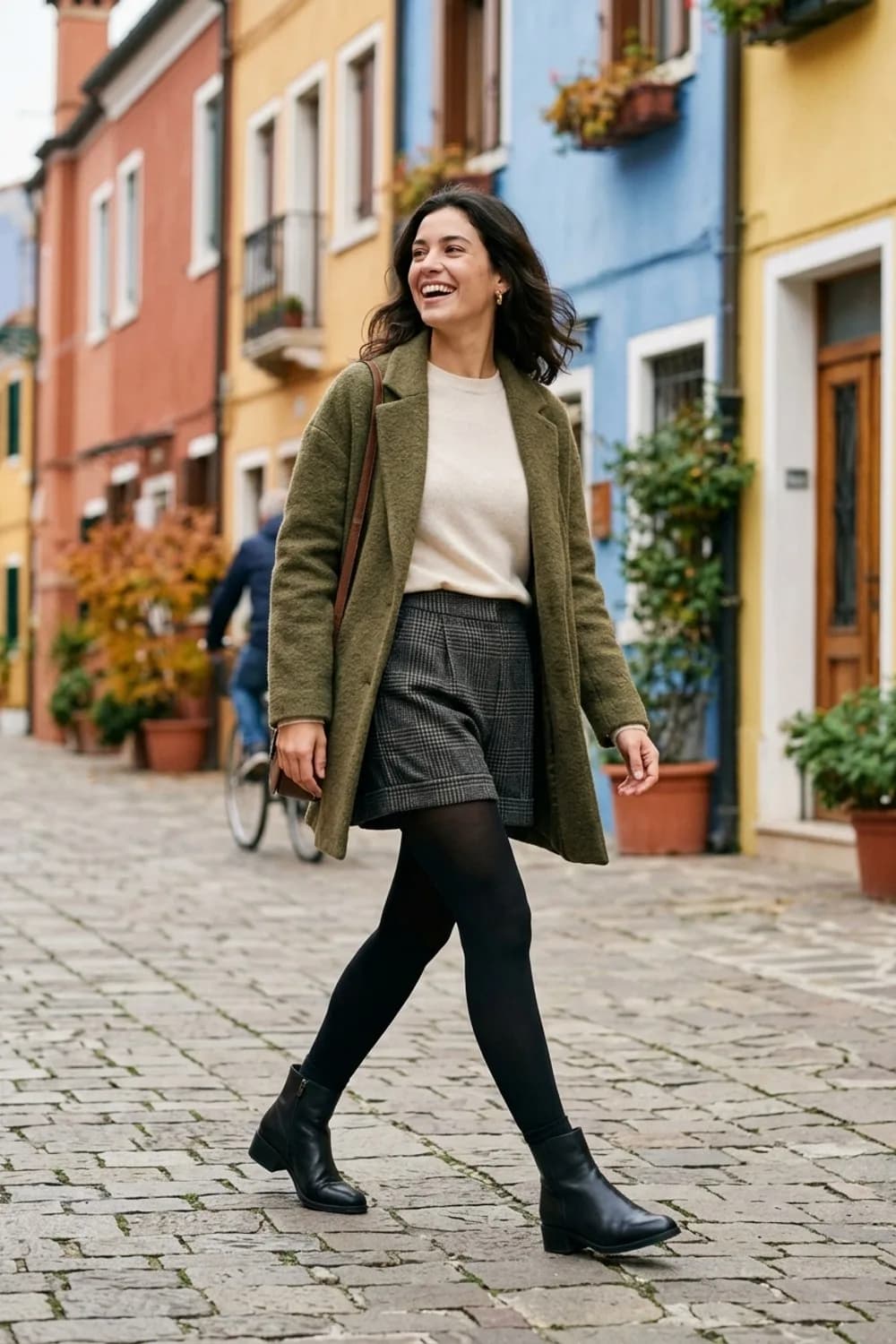 Fashion-Statement: Woll-Shorts, feiner Kaschmirpullover und Ankle Boots – Schwarze Strumpfhose kombinieren: 9 elegante Looks für die kühlere Jahreszeit