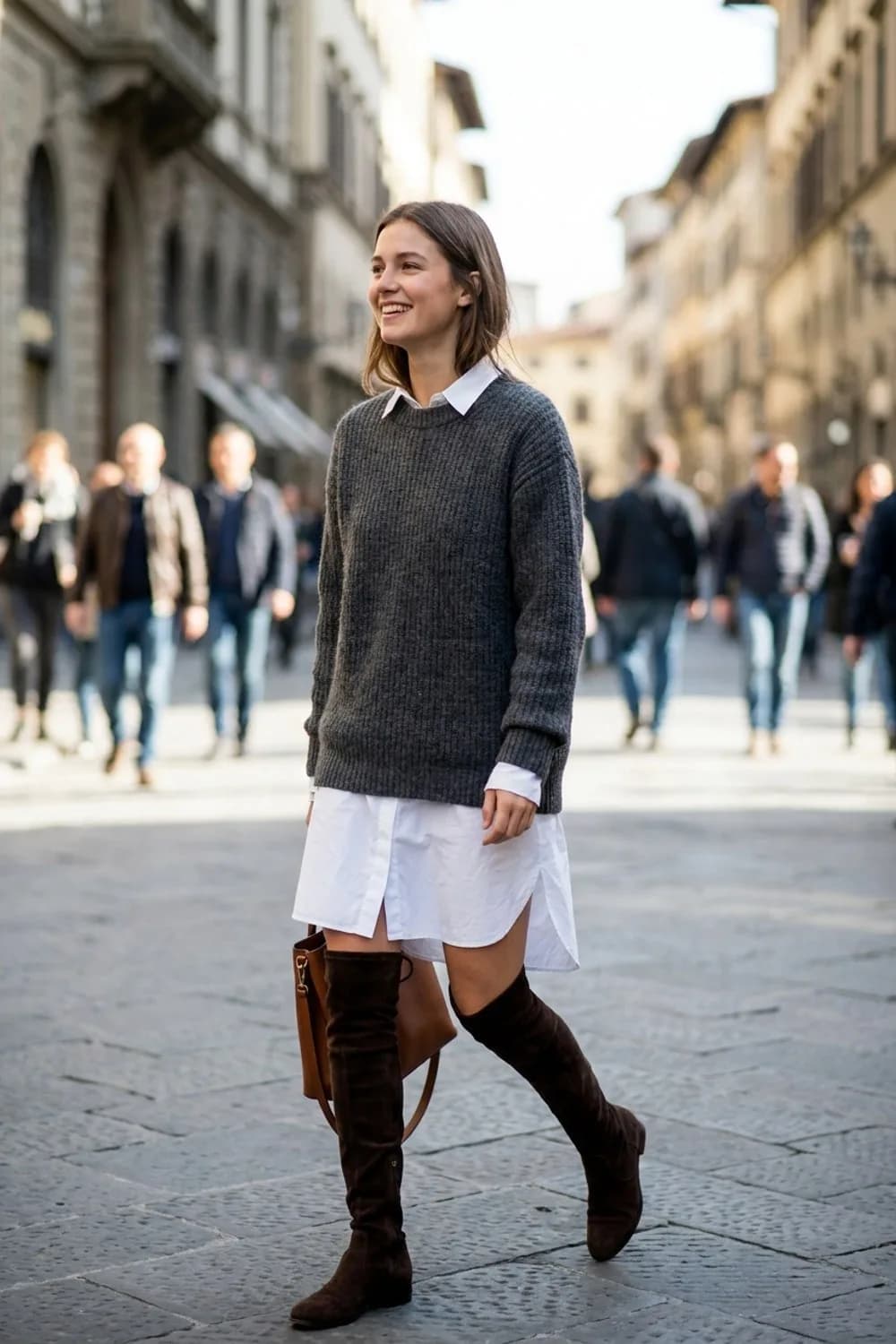 Layering-Profi: Langes Hemdblusenkleid, kurzer Wollpullover und Overknee-Stiefel – Schwarze Strumpfhose kombinieren: 9 elegante Looks für die kühlere Jahreszeit