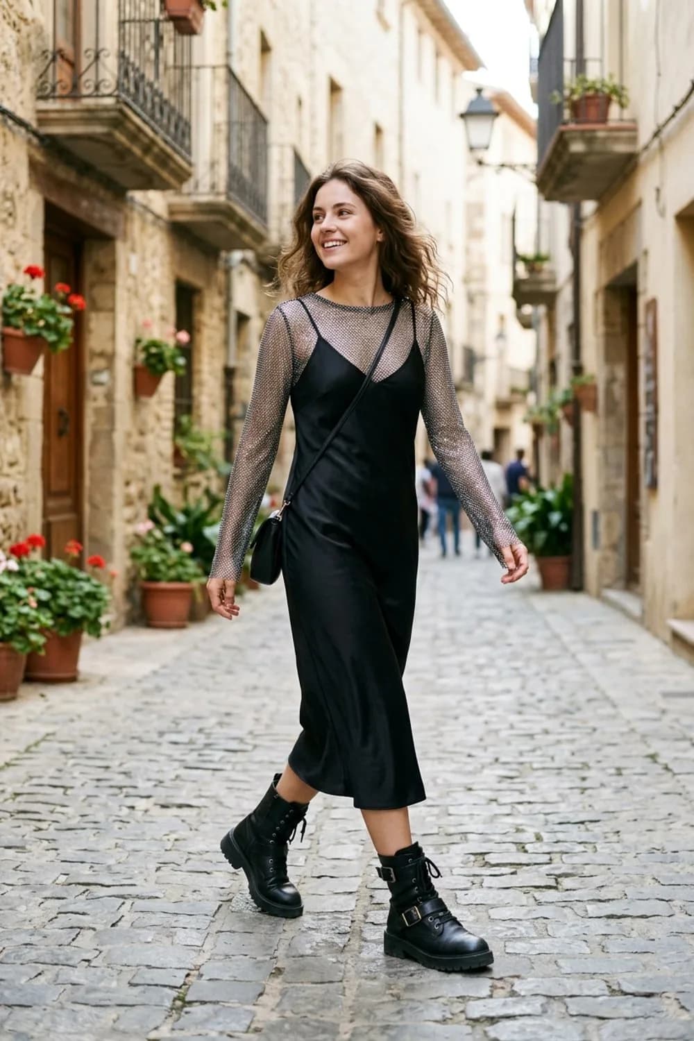Layering-Look: Schwarzes Slip-Dress, ein silbernes Netz-Glitzershirt und klobige Biker Boots – Silvester Outfits mit Glitzer: 9 glamouröse Looks für den Jahreswechsel