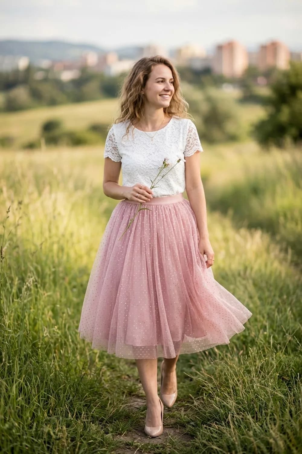 Romantisch & Verspielt: Roséfarbener Tüllrock mit Glitzer, weißes Spitzentop und nudefarbene Pumps – Silvester Outfits mit Glitzer: 9 glamouröse Looks für den Jahreswechsel