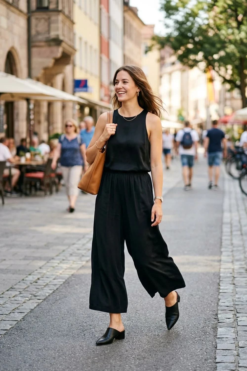Die Elegante: Schwarze Culotte, Seidentop und spitze Mules – Sommer Outfits für Frauen: 13 leichte Looks für heiße Tage
