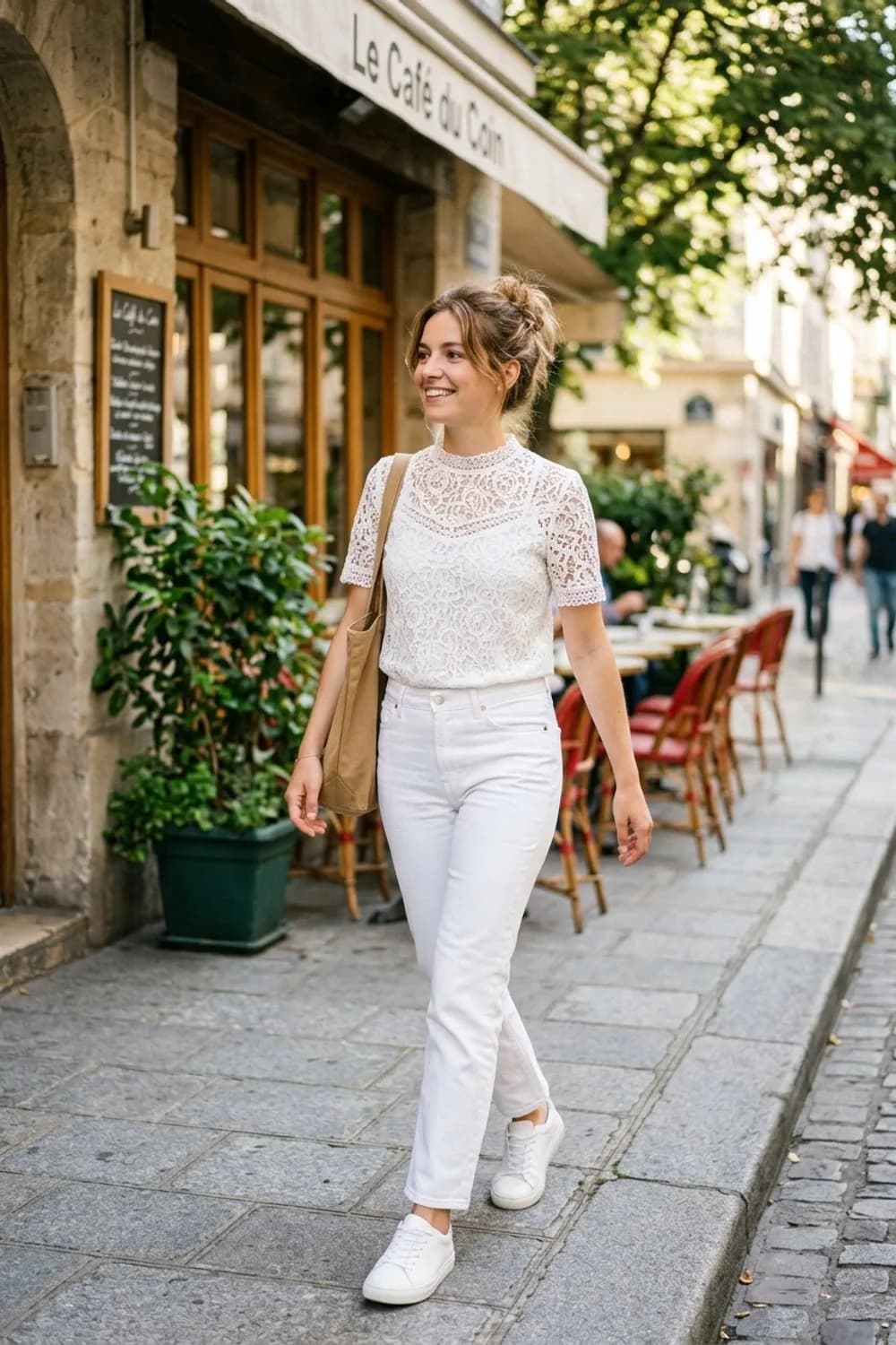 Moderner Monochrom-Look: Weißes Spitzentop, weiße Straight-Leg-Jeans und weiße Sneaker – Spitzentop kombinieren: 9 romantische Outfits mit femininem Flair