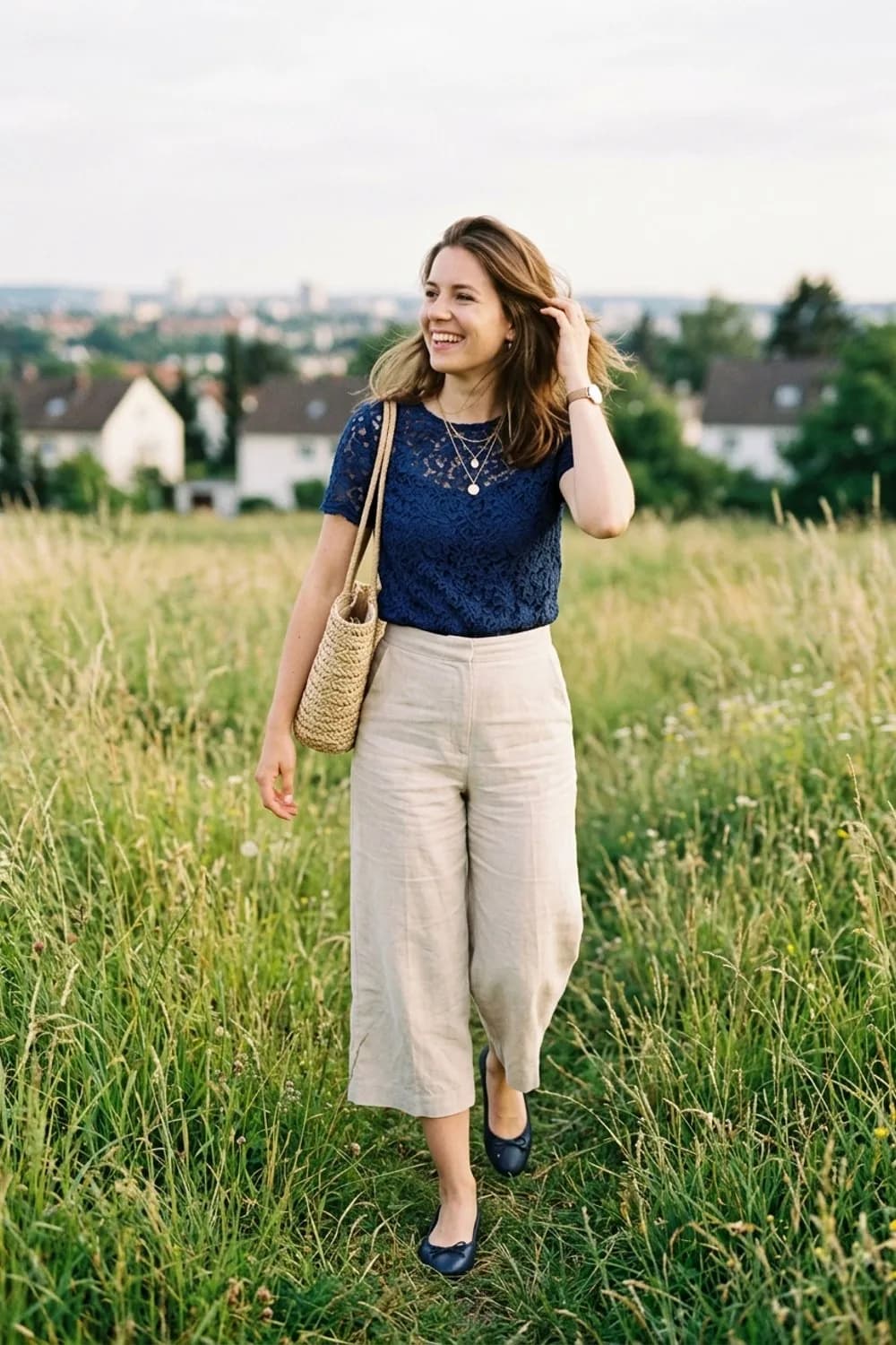 Pariser Chic: Marineblaues Spitzentop, Culotte und Ballerinas – Spitzentop kombinieren: 9 romantische Outfits mit femininem Flair