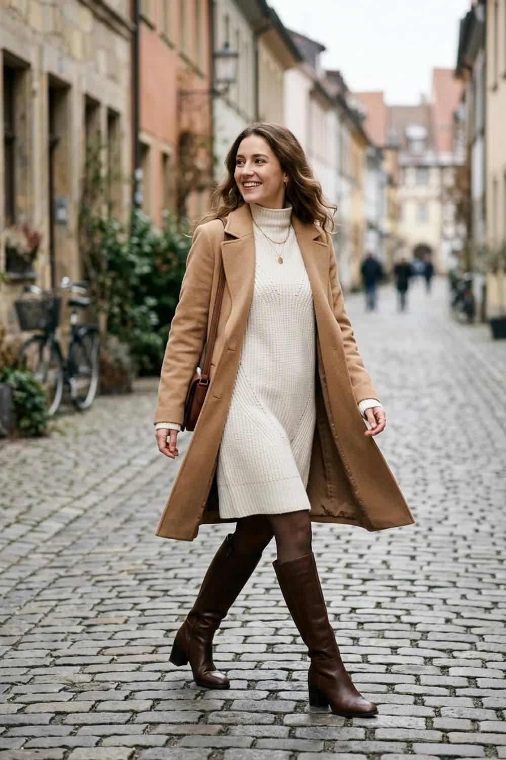 Winter-Traum: Langärmeliges Strickkleid in Wollweiß, Stiefel mit Absatz und ein eleganter Wollmantel – Standesamt Kleid: 11 wunderschöne Looks für die zivile Trauung