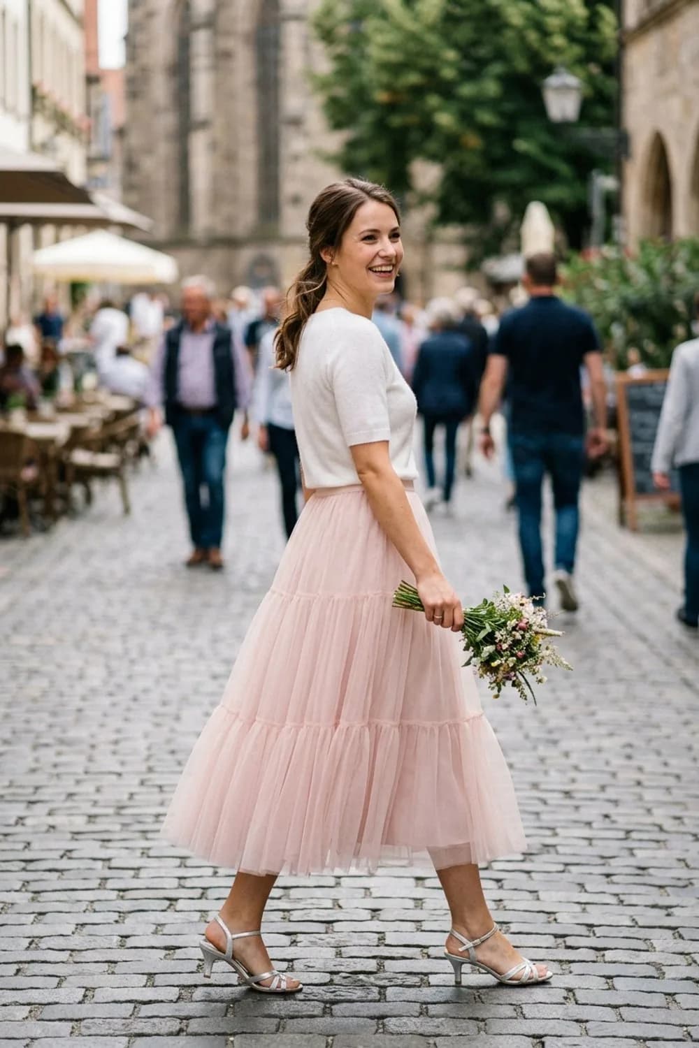 Zarte Farben: Zartrosa Tüllrock, weißes Kaschmir-Top und silberne Sandaletten – Standesamt Kleid: 11 wunderschöne Looks für die zivile Trauung