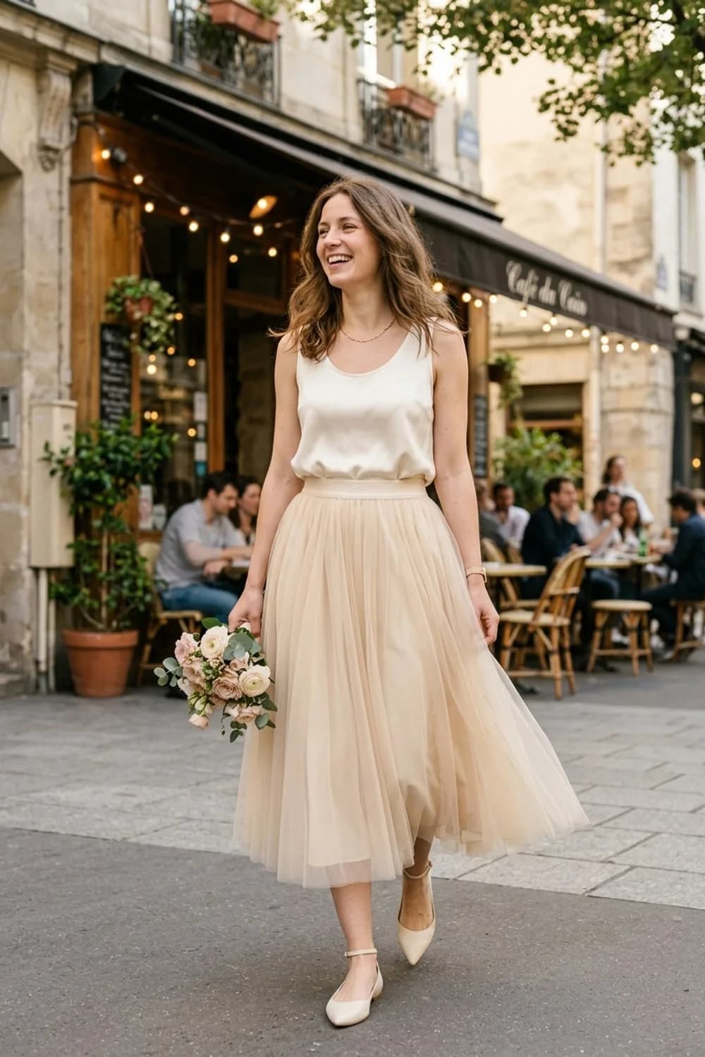 Der moderne Zweiteiler: Midi-Tüllrock, schlichtes Seidentop und spitze Ballerinas – Standesamt Kleid für Schwangere: 9 wunderschöne Looks für die Braut in anderen Umständen