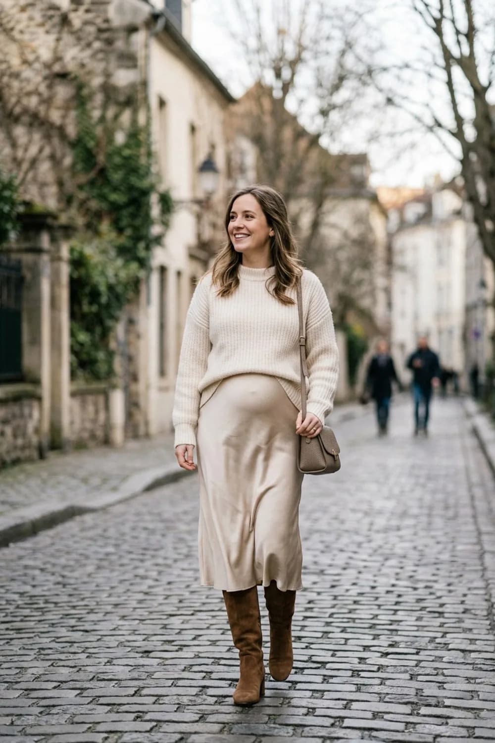Der winterliche Kuscheltraum: Zweiteiler aus Kaschmirpullover und Seidenrock, elegante Stiefel – Standesamt Kleid für Schwangere: 9 wunderschöne Looks für die Braut in anderen Umständen