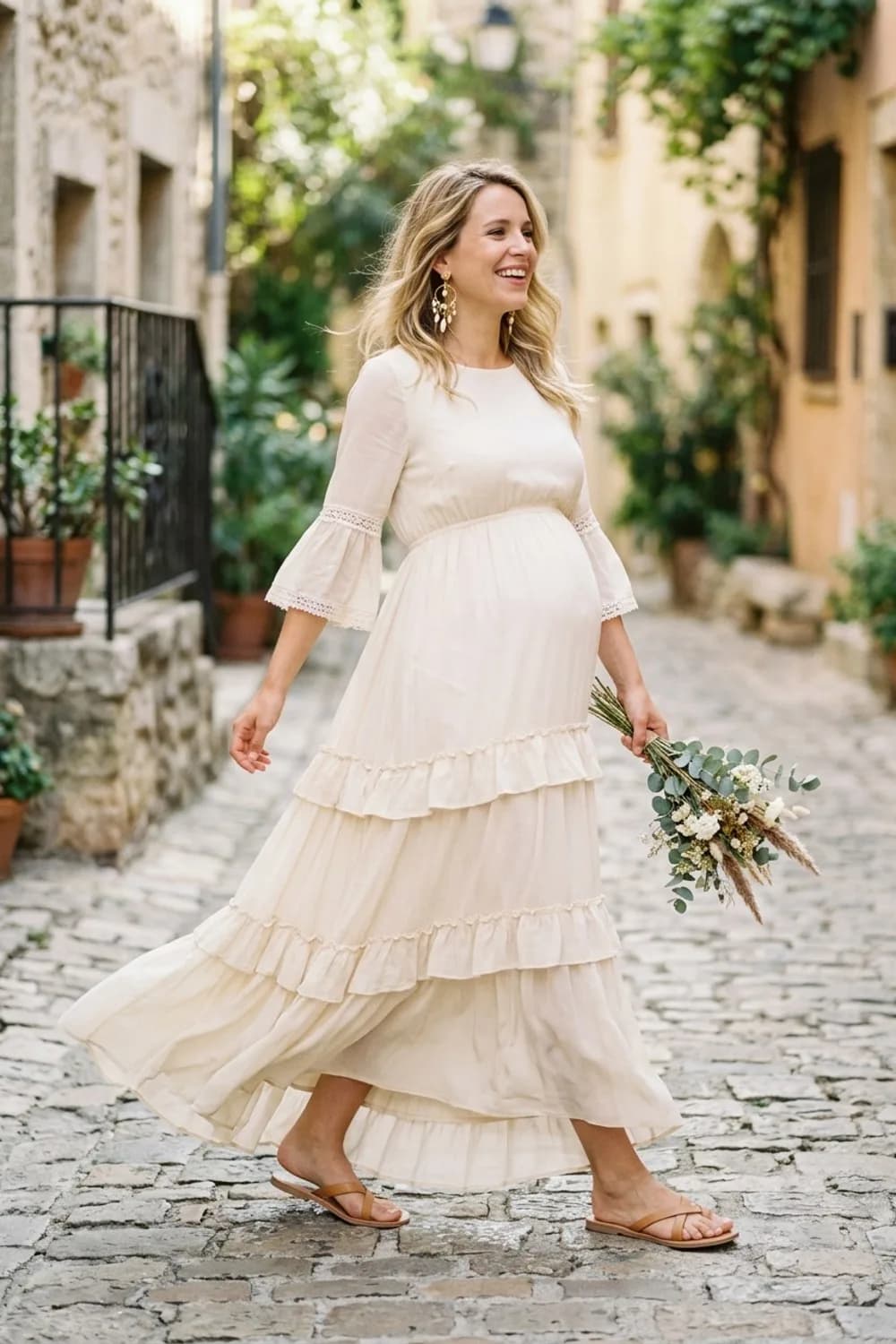 Die Boho-Braut: Fließendes Maxikleid mit Volants, flache Ledersandalen und Statement-Ohrringe – Standesamt Kleid für Schwangere: 9 wunderschöne Looks für die Braut in anderen Umständen