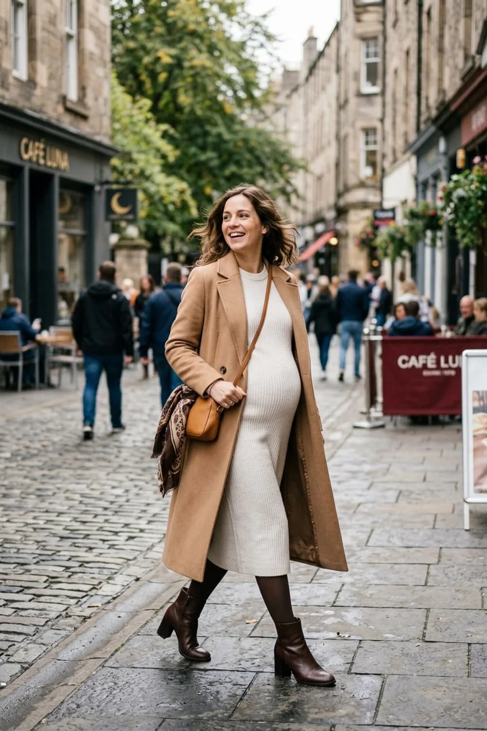 Minimalistisch & Chic: Midi-Strickkleid, eleganter Wollmantel und Stiefeletten mit Blockabsatz – Standesamt Kleid für Schwangere: 9 wunderschöne Looks für die Braut in anderen Umständen