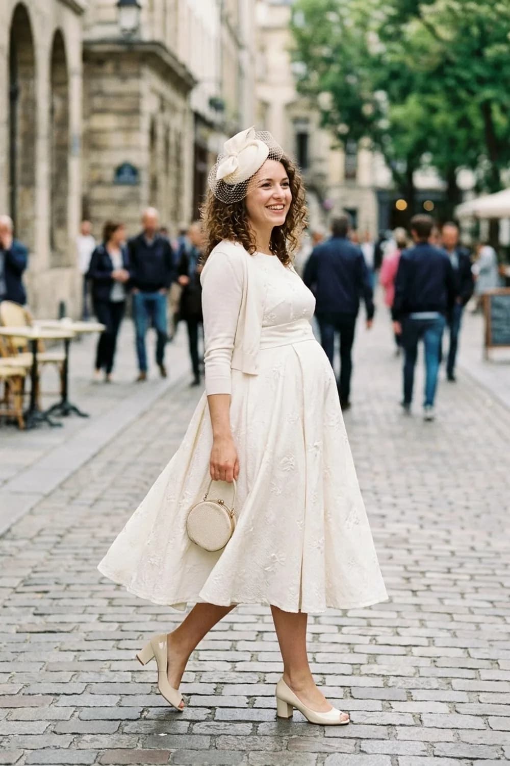 Vintage-Eleganz: A-Linien-Kleid im 50er-Jahre-Stil, Peeptoes und ein Fascinator – Standesamt Kleid für Schwangere: 9 wunderschöne Looks für die Braut in anderen Umständen