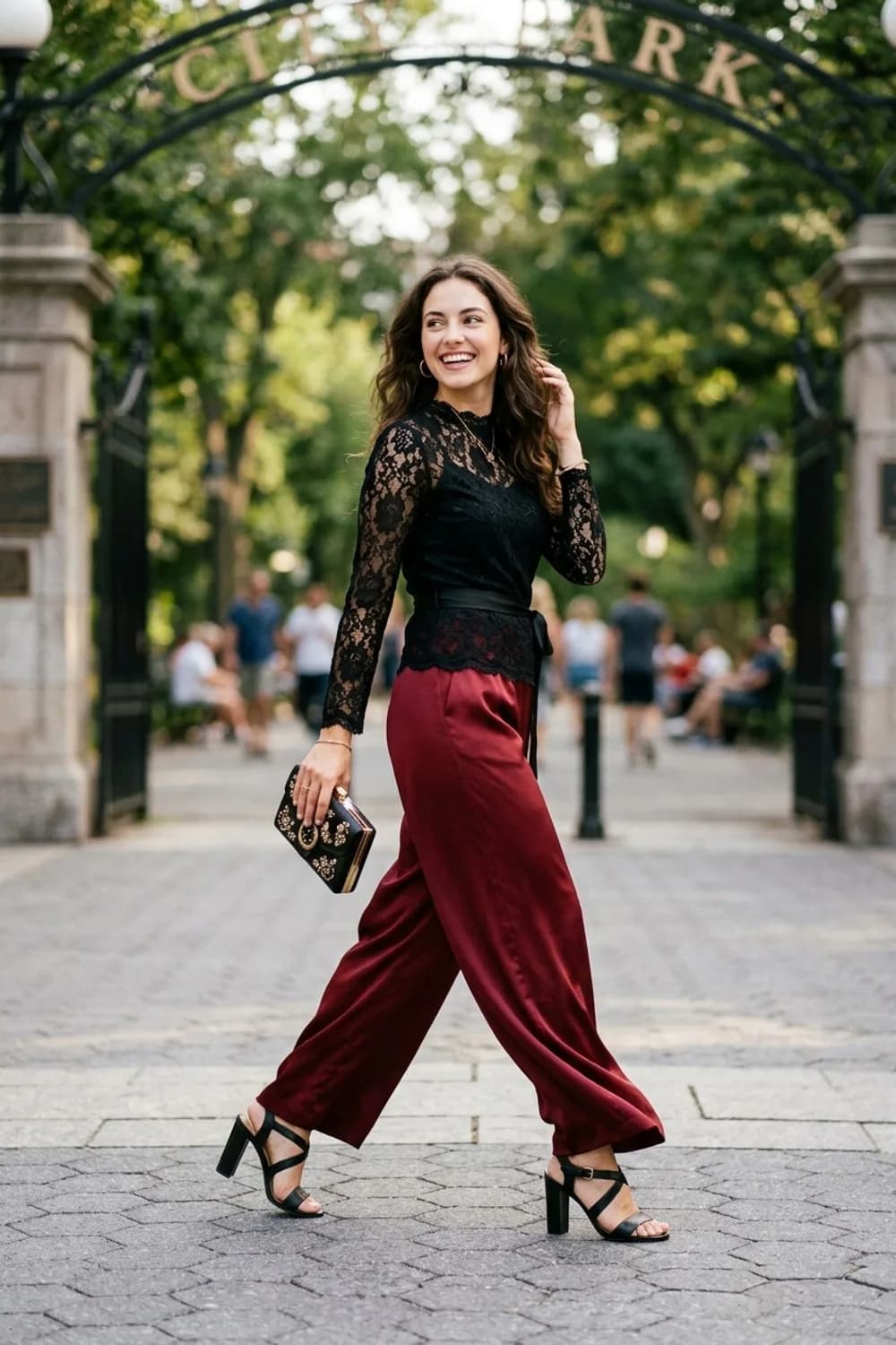 Date-Night-Glamour: Dunkelrote Palazzo-Hose, schwarzes Spitzentop und High-Heel-Sandalen – Stoffhose: 9 elegante Outfits mit dem hochwertigen Klassiker
