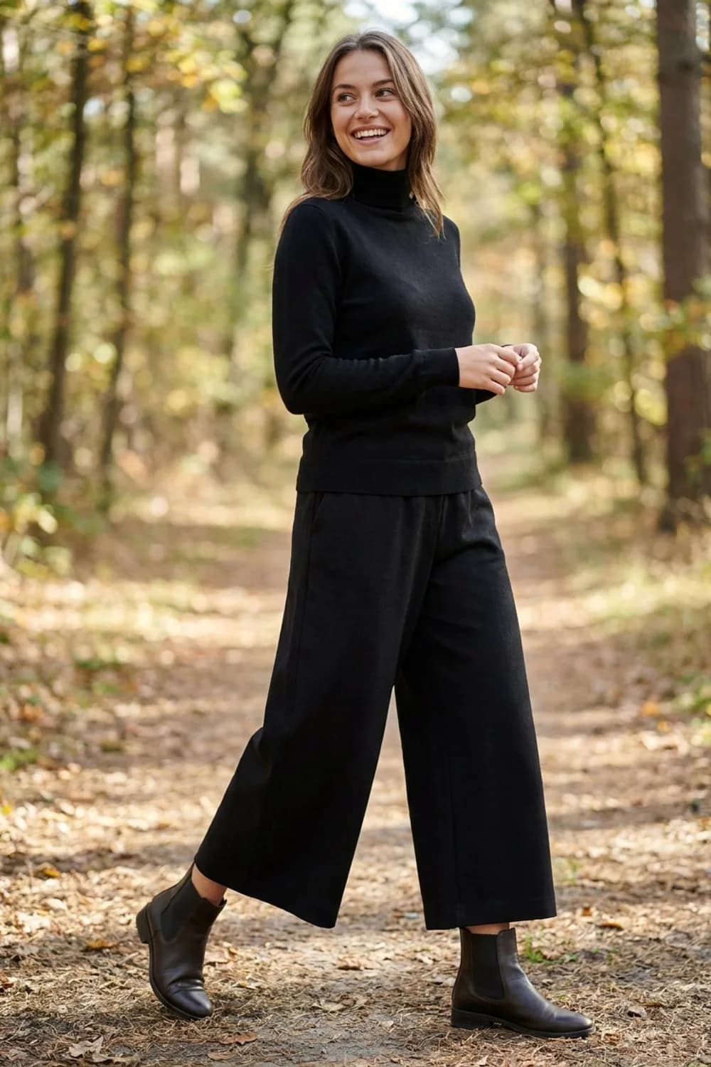 Monochrom-Look: Schwarze Culotte, schwarzer Rollkragenpullover und Stiefeletten – Stoffhose: 9 elegante Outfits mit dem hochwertigen Klassiker
