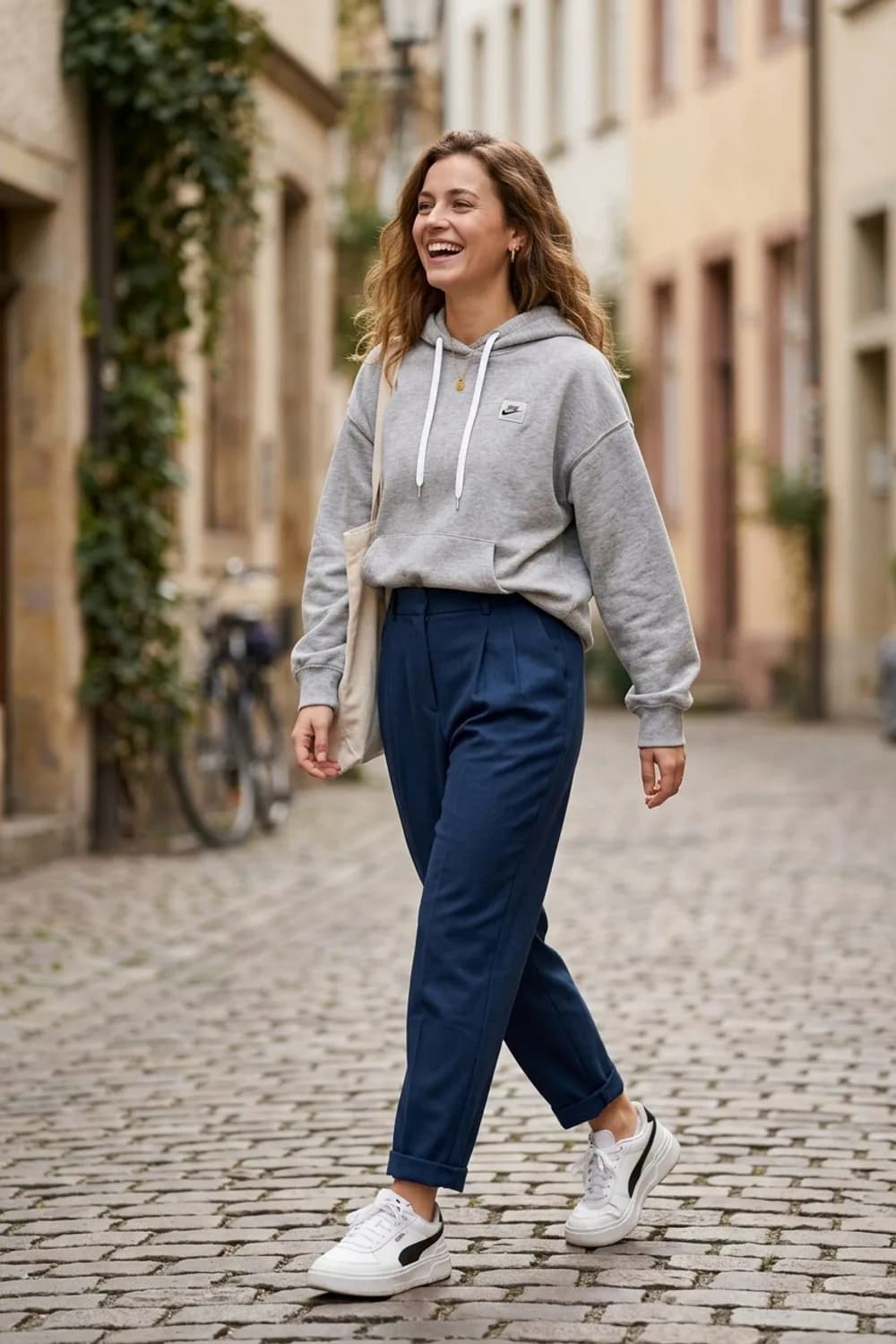 Sportlich-Elegant: Marineblaue Bundfaltenhose, grauer Hoodie und coole Sneaker – Stoffhose: 9 elegante Outfits mit dem hochwertigen Klassiker