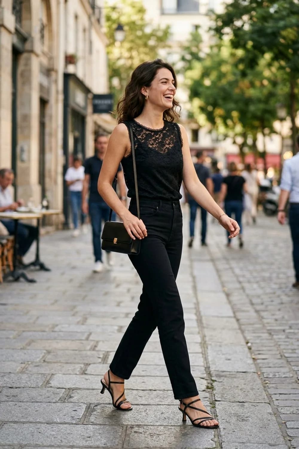 Date Night Glam: Schwarzes Spitzentop, Riemchensandalen und eine Clutch – Straight Jeans: 9 zeitlose Looks, die einfach immer funktionieren