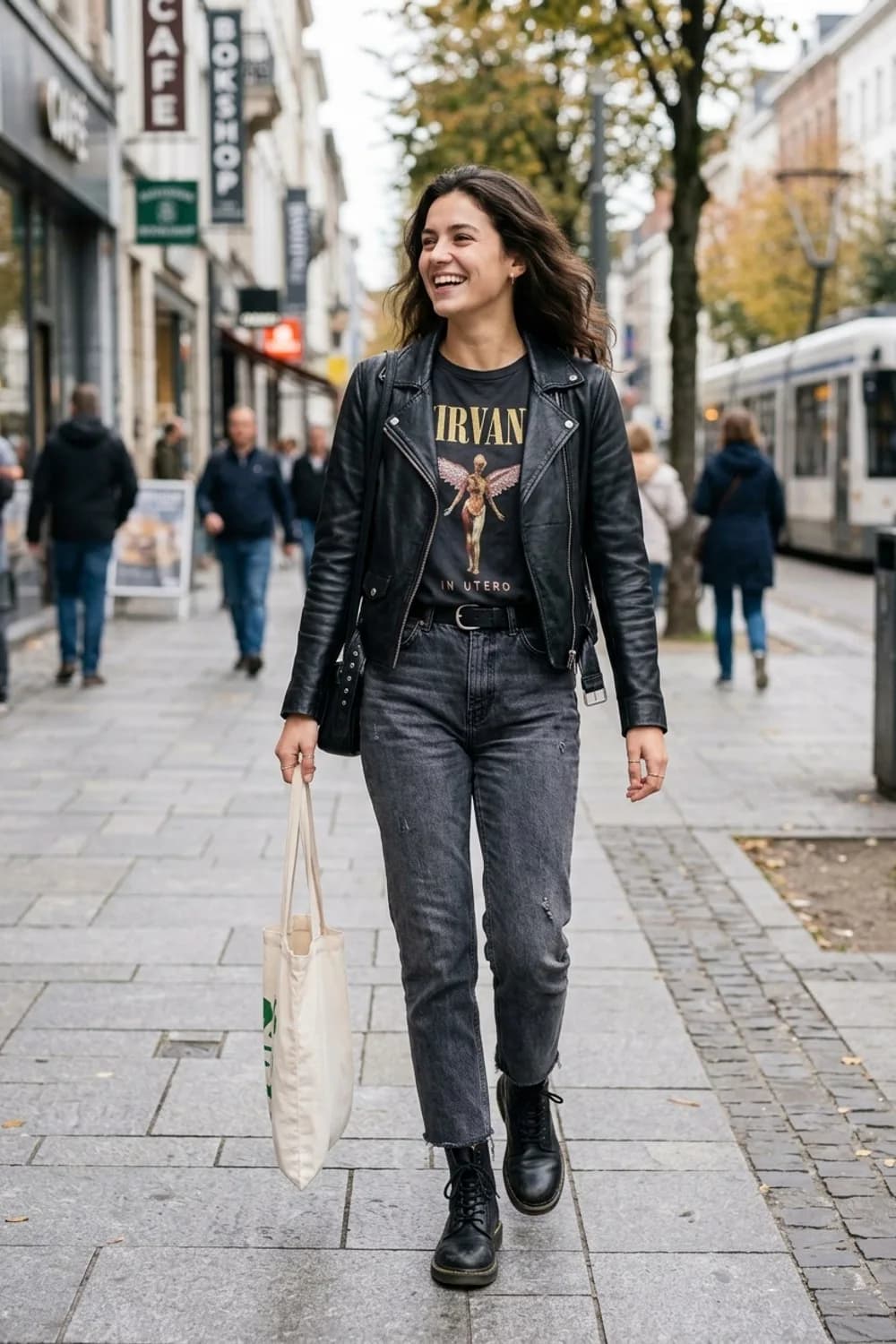 Rockiger Alltagslook: Schwarze Lederjacke, Band-Shirt und derbe Boots – Straight Jeans: 9 zeitlose Looks, die einfach immer funktionieren