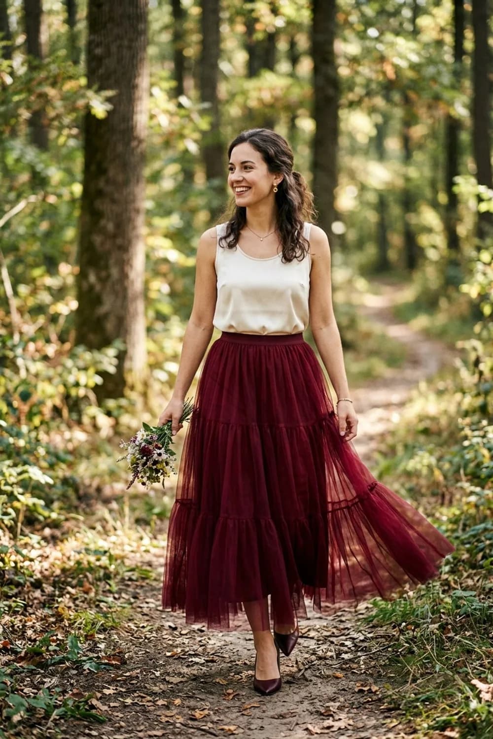 Der elegante Abend-Look: Langer Tüllrock in Bordeaux, Seidentop und spitze Pumps – Tüllrock kombinieren: 9 romantische Looks, die wirklich zum Träumen sind