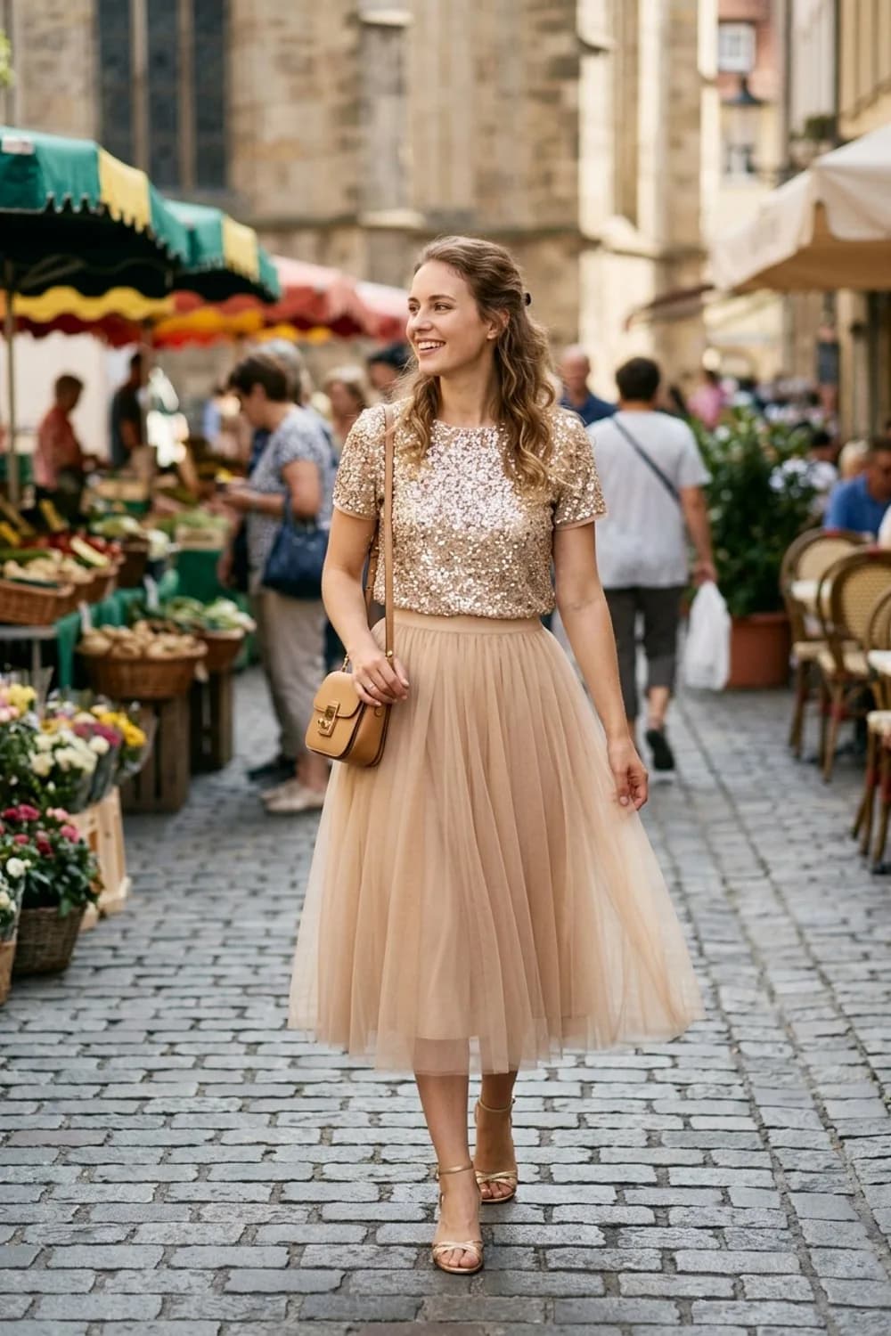 Der festliche Glamour-Look: Nudefarbener Tüllrock, Paillettentop und Riemchensandalen – Tüllrock kombinieren: 9 romantische Looks, die wirklich zum Träumen sind