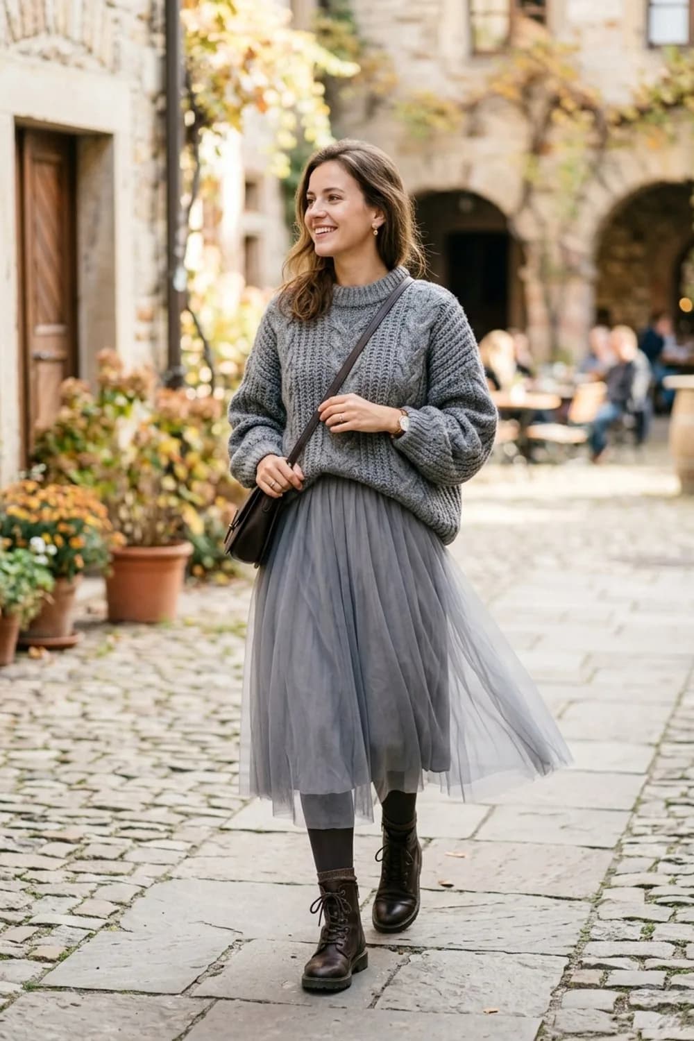 Der kuschelige Herbst-Look: Grauer Midi-Tüllrock, Grobstrickpullover und Stiefeletten – Tüllrock kombinieren: 9 romantische Looks, die wirklich zum Träumen sind