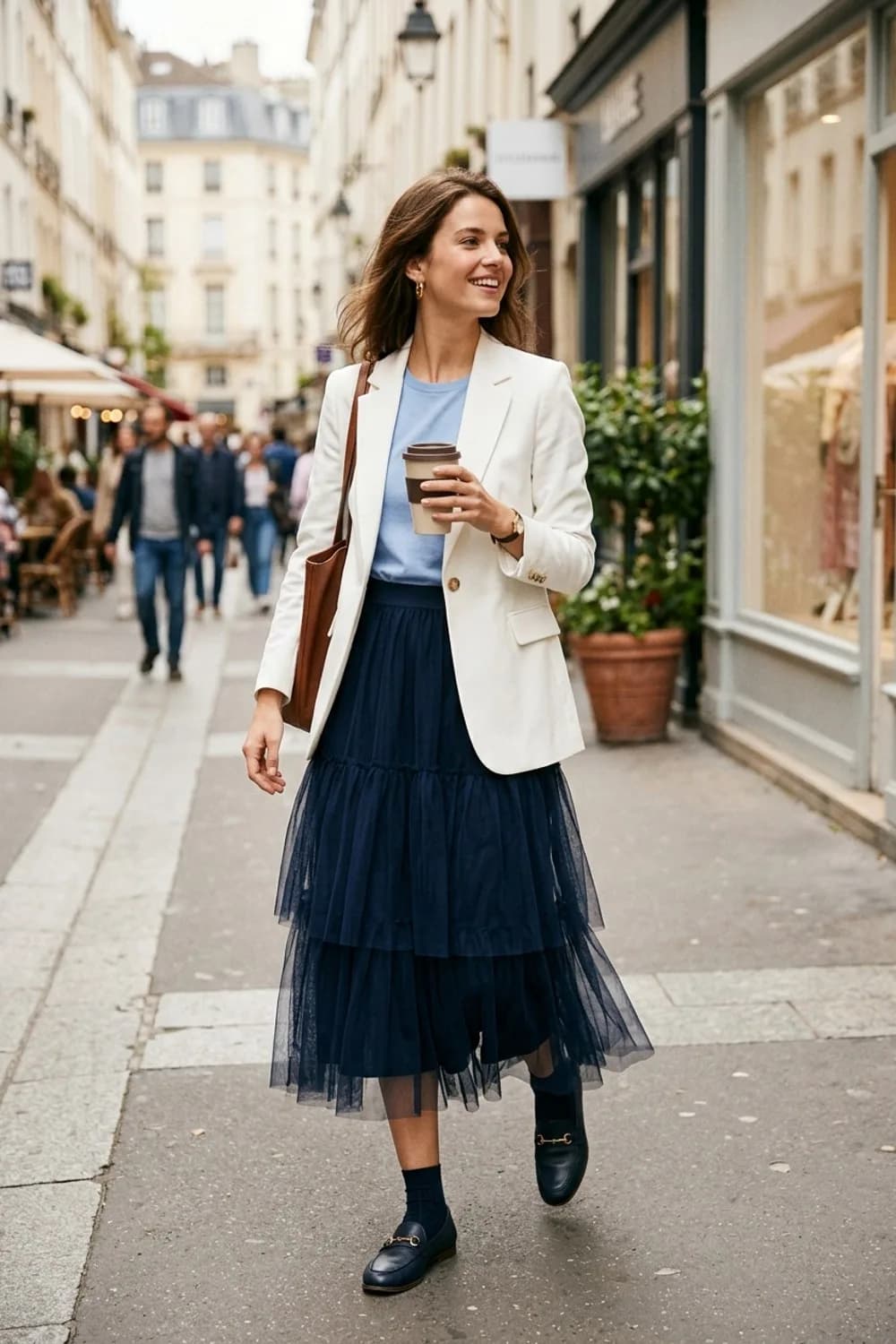 Der moderne Business-Look: Dunkelblauer Tüllrock, weißer Blazer und Loafer – Tüllrock kombinieren: 9 romantische Looks, die wirklich zum Träumen sind