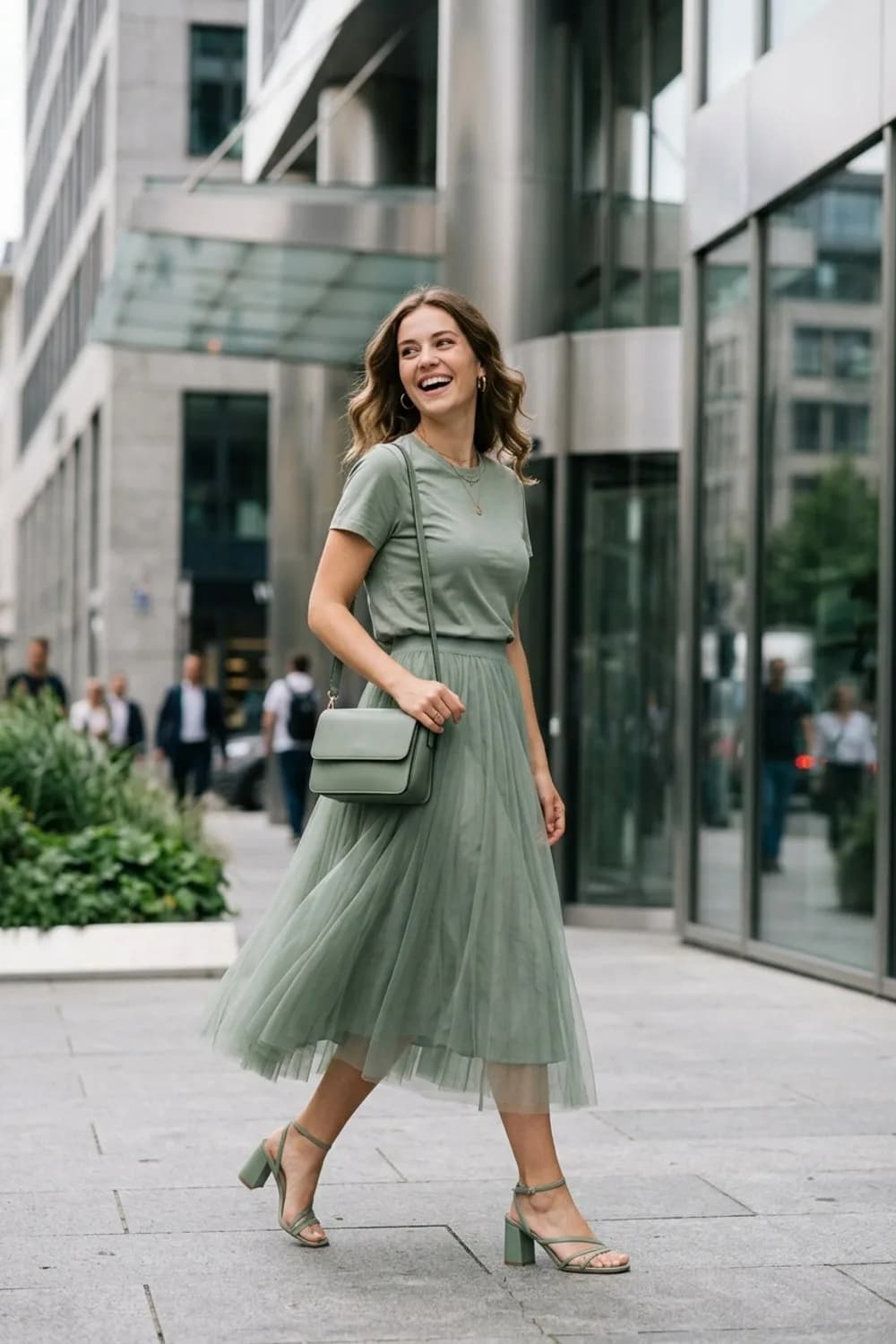Der monochrome Statement-Look: Salbeigrüner Tüllrock, T-Shirt und Heels in Salbeigrün – Tüllrock kombinieren: 9 romantische Looks, die wirklich zum Träumen sind