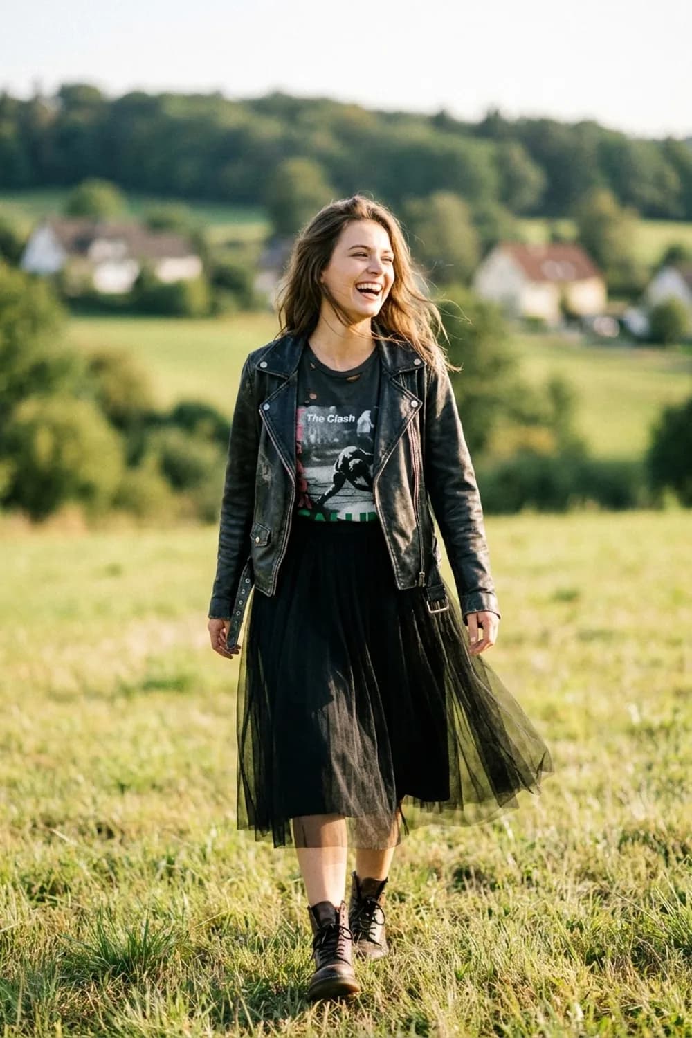 Der rockige Stilbruch: Schwarzer Tüllrock, Band-Shirt und Bikerjacke – Tüllrock kombinieren: 9 romantische Looks, die wirklich zum Träumen sind