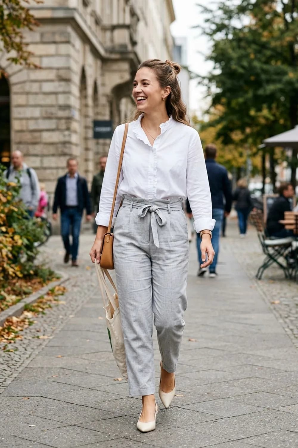 Romantisch-cleaner Look: Weißes Rüschenhemd, hellgraue Paperbag-Hose und Kitten Heels – Weißes Hemd: 9 cleane Outfits für Frauen, die Schlichtheit wirklich lieben