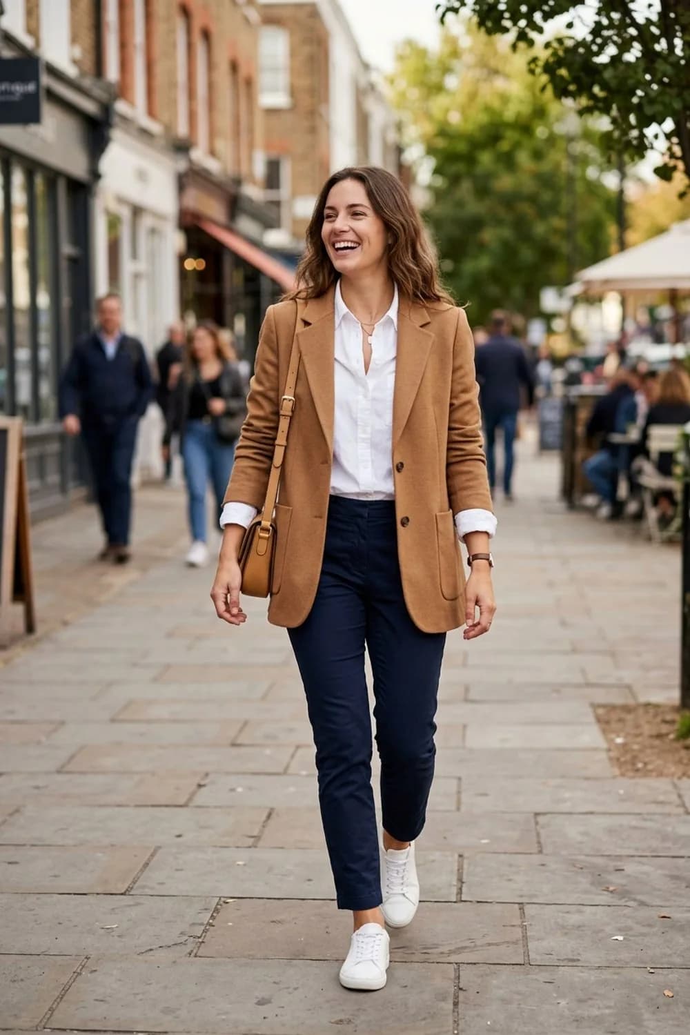 Sportlich-eleganter Look: Weißes Hemd, Camel-Blazer und dunkle Chinohose – Weißes Hemd: 9 cleane Outfits für Frauen, die Schlichtheit wirklich lieben