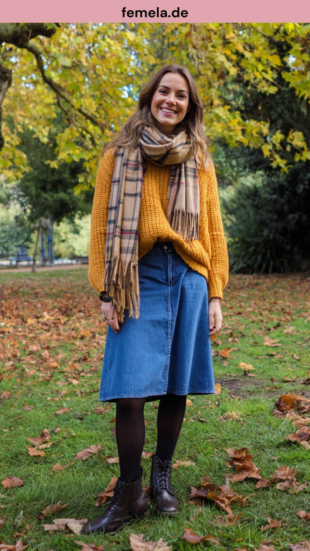 Eine Frau im gemütlichen Herbst-Outfit: Sie trägt einen Midi-Jeansrock mit einem dicken, gelben Strickpullover, Strumpfhose und Stiefeletten.