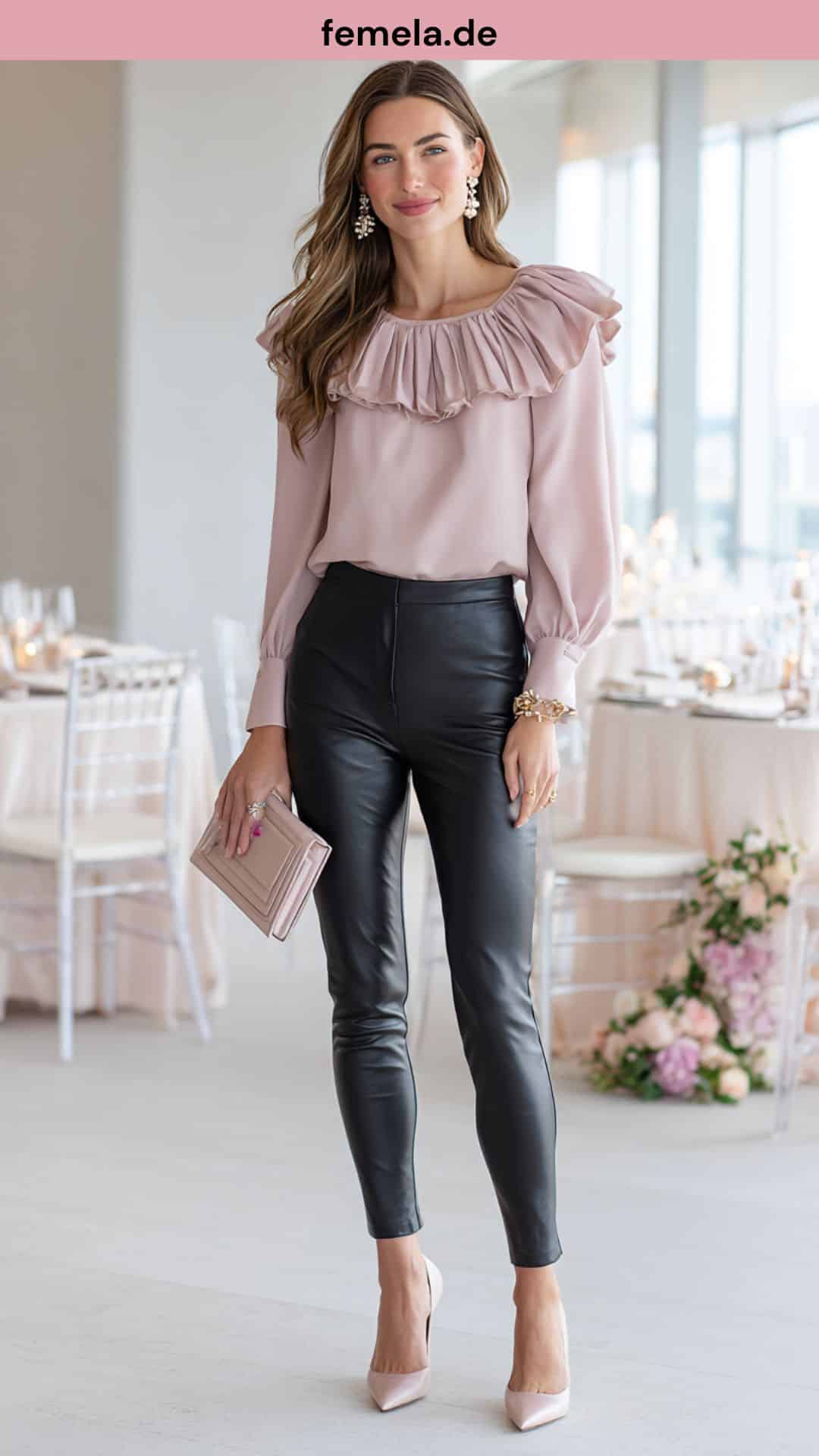 Anmutige Frau in schwarzer Lederleggings, zartem Top und Rüschenbluse für einen femininen Party-Look.