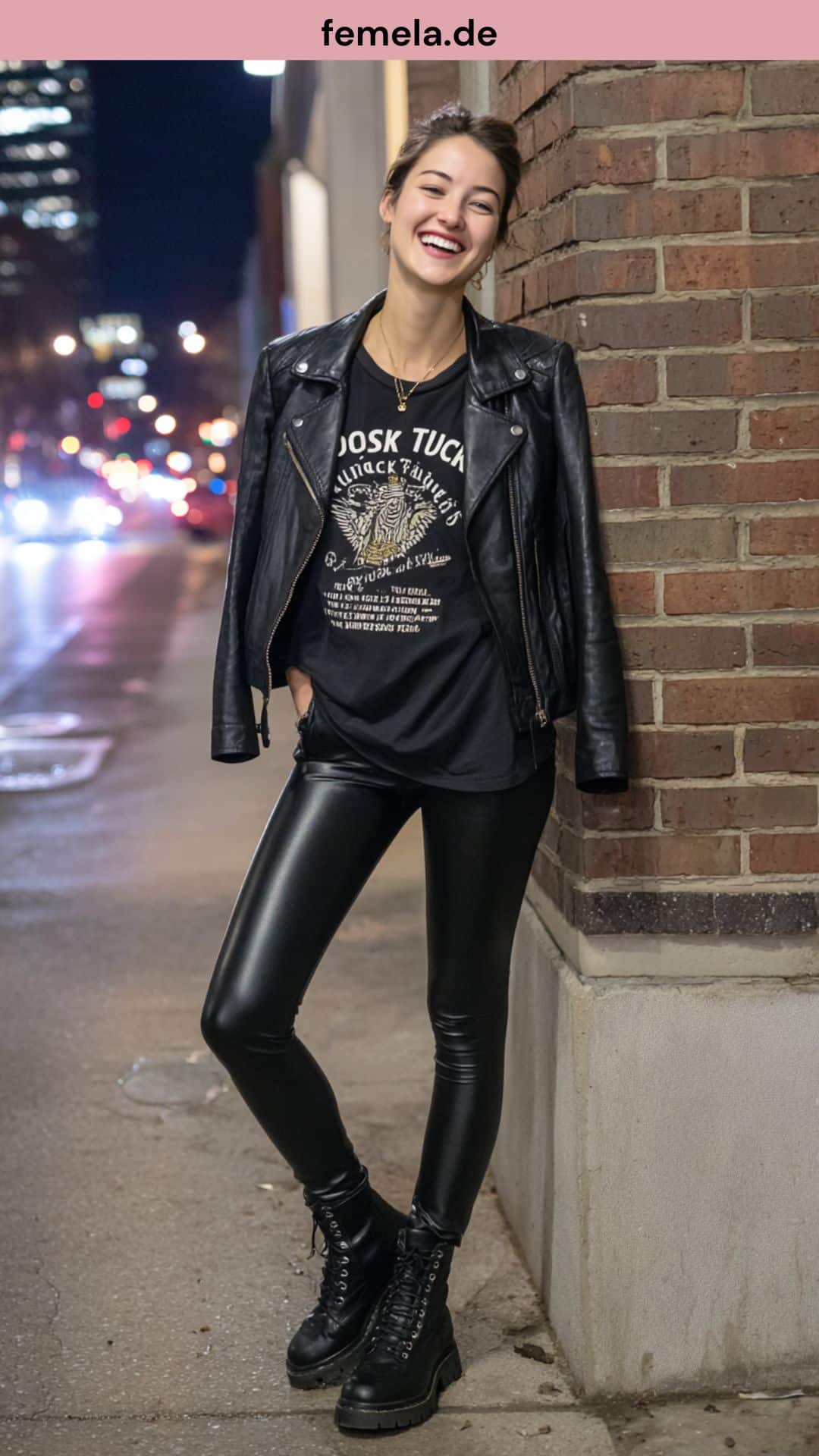 Eine Frau in einem rockigen Outfit, die glänzende schwarze Lederleggins mit einem Band-Shirt, einer Bikerjacke aus Leder und Combat Boots kombiniert.