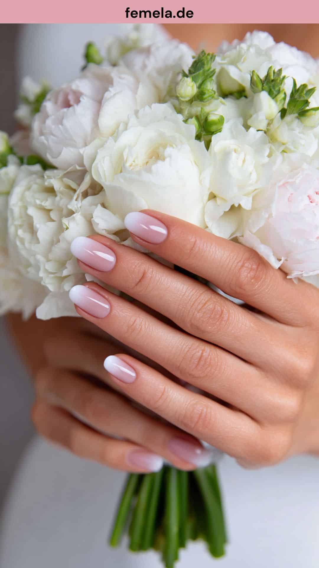 Nahaufnahme von Brauthänden mit Babyboomer Nägeln am Blumenstrauß.