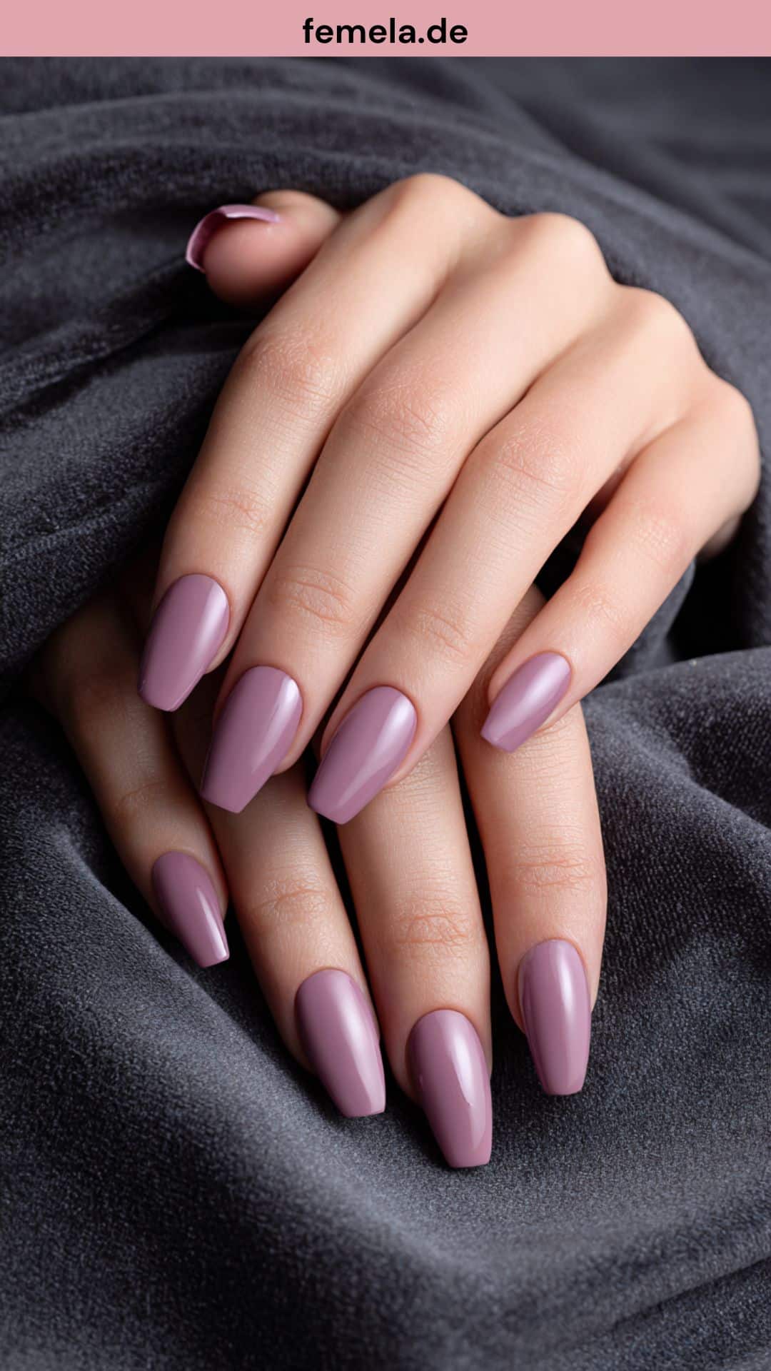 Lange Finger mit Ballerina-Nägeln auf Samt.