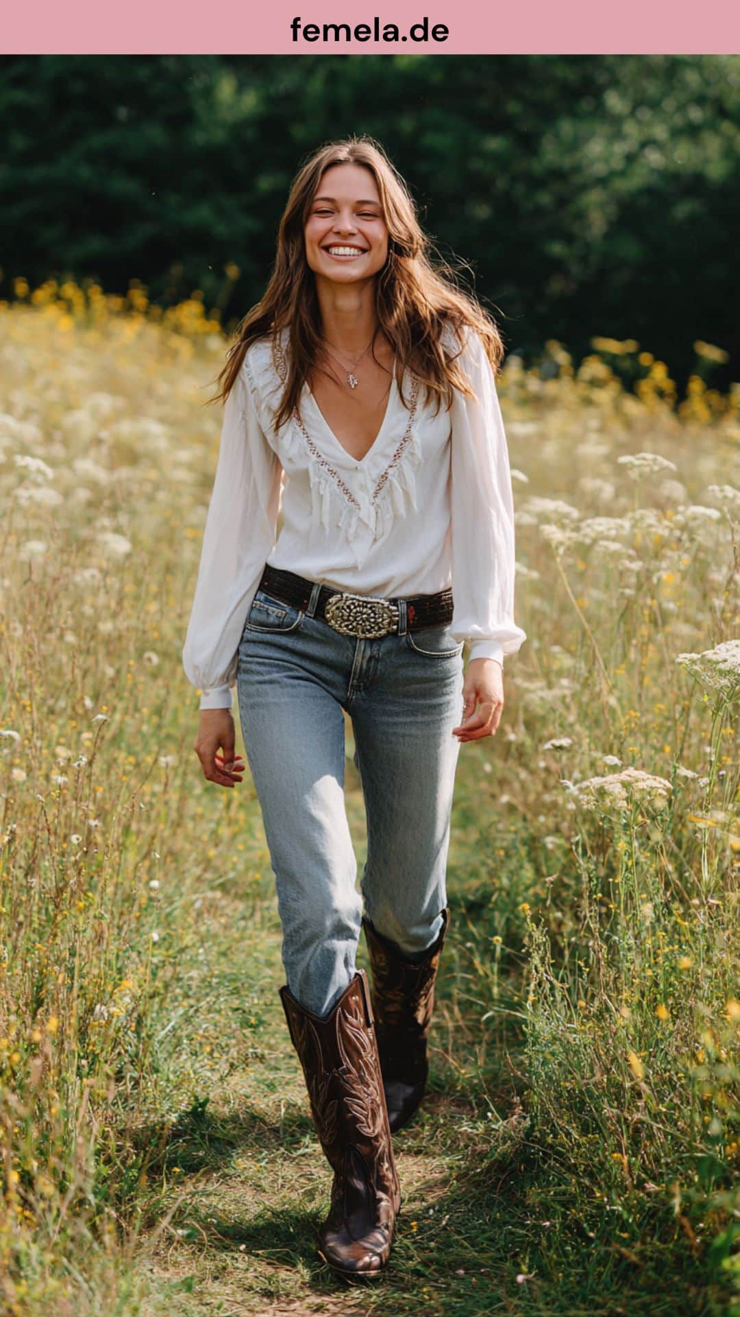 Boho-Styling einer Frau mit weit ausgestellter Bootcut-Jeans, dunkelbraunen Cowboyboots und einer weißen Bluse.