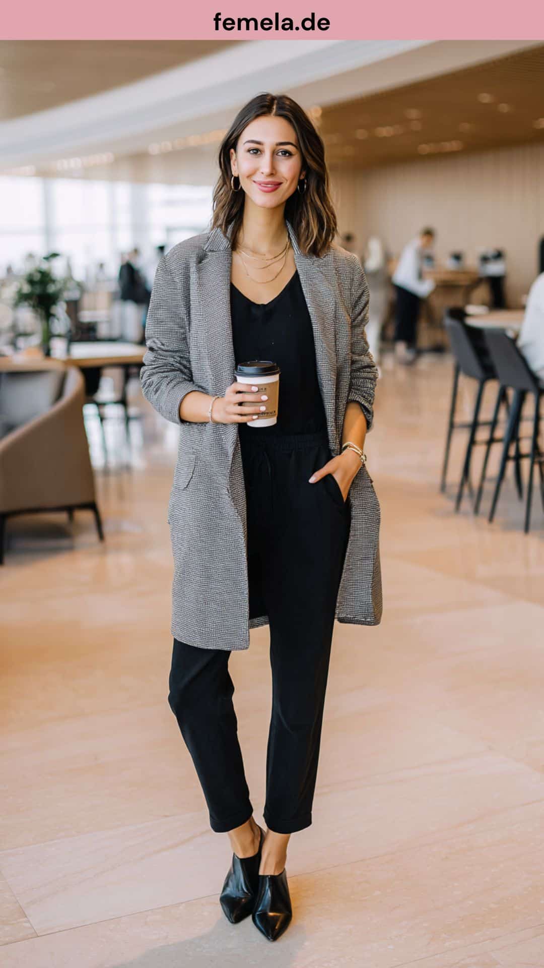 Modischer Business-Look mit grauem Oversized Blazer und schmaler Hose.