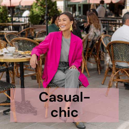 Casual Chic Outfit mit auffälligem pinken Blazer und Jeans.