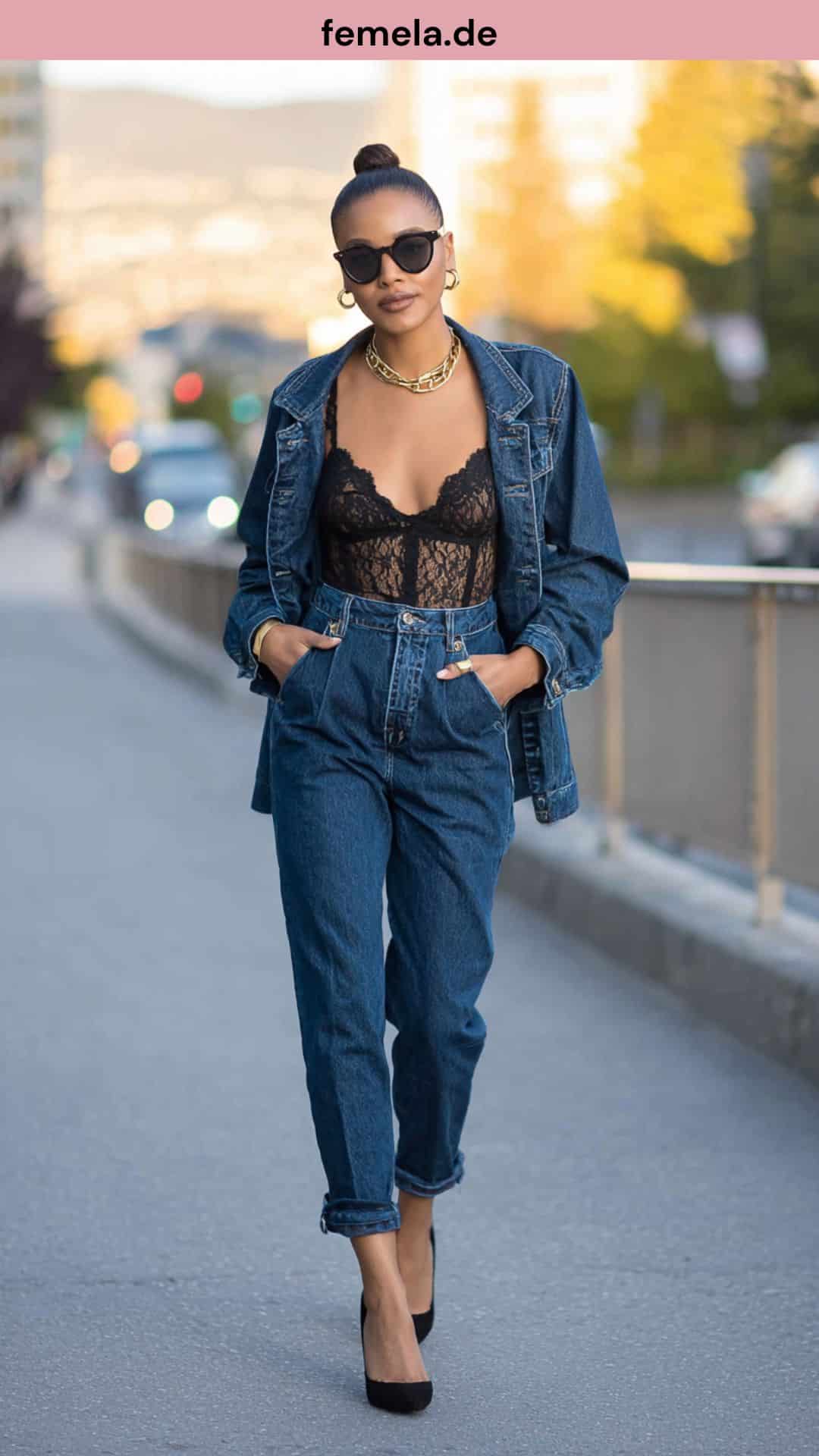 Moderner Double-Denim-Look als Jeans Party Outfit mit passender Jeansjacke und Spitzen-Bralette.
